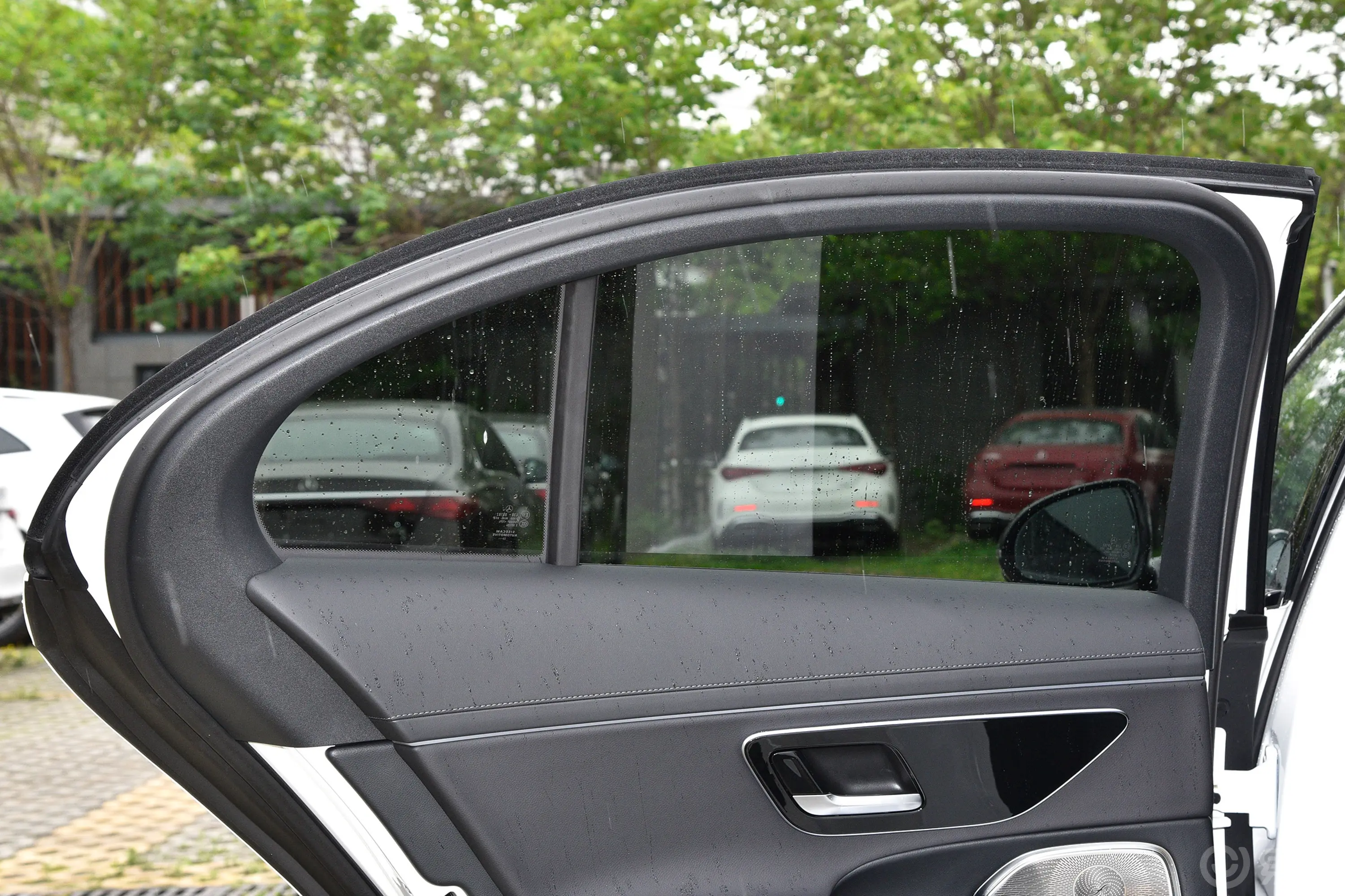奔驰E级(进口)E 300 豪华型运动版后排侧窗遮阳帘