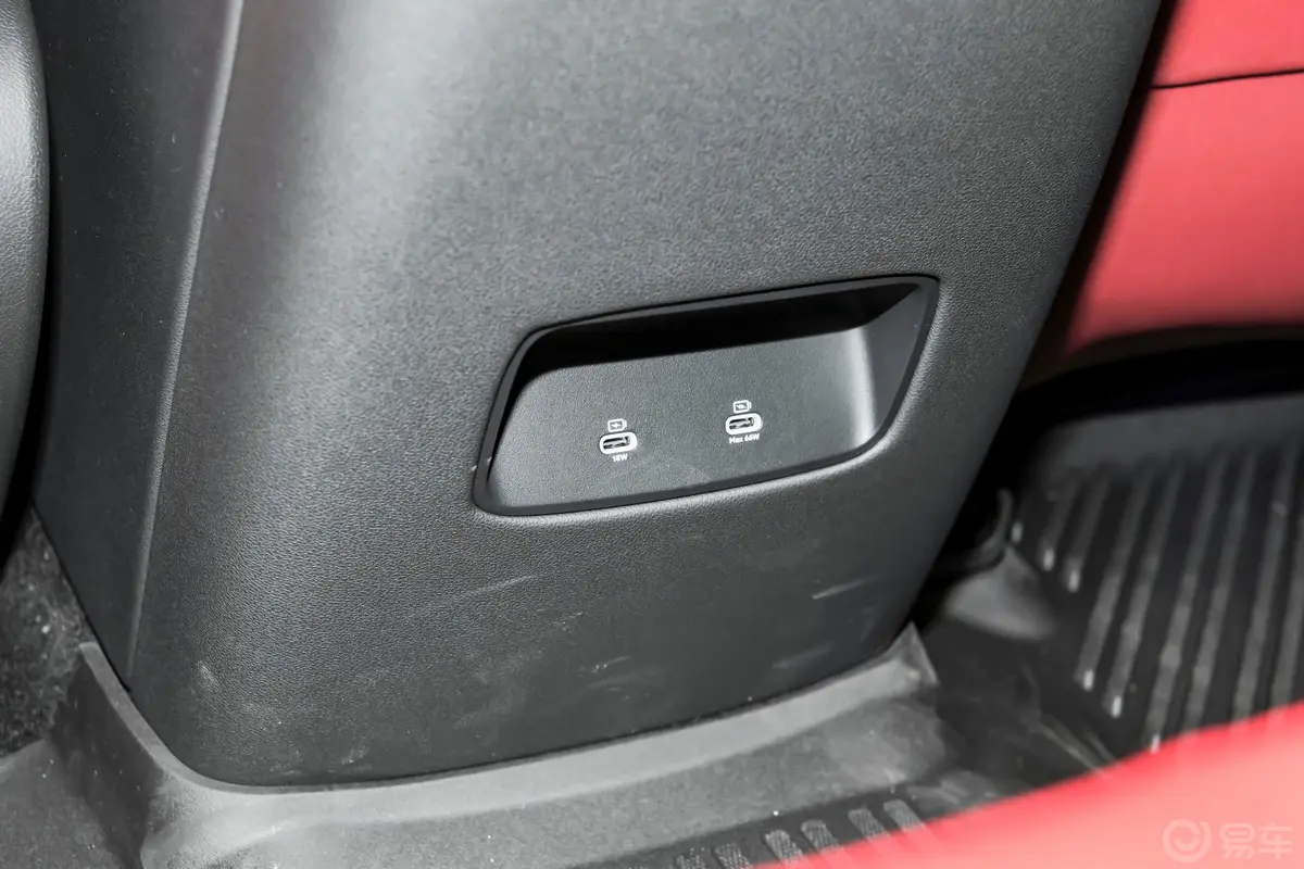 问界M5增程版 230km Max RS 四驱高阶智驾版后排充电口