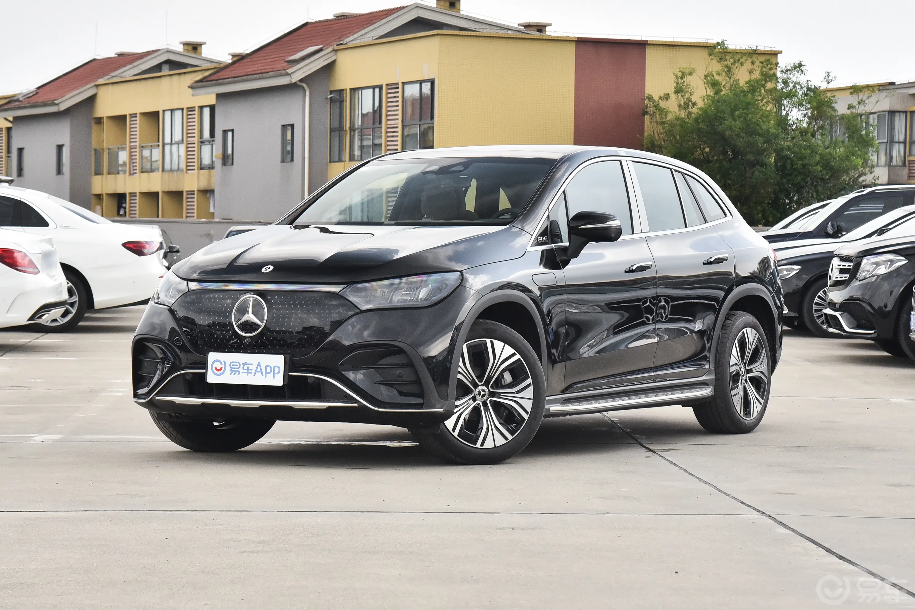 奔驰EQE SUV500 4MATIC 豪华版侧前45度车头向左水平