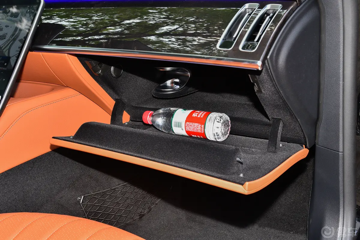 奔驰S级改款 S 400 L 豪华型手套箱空间水瓶横置