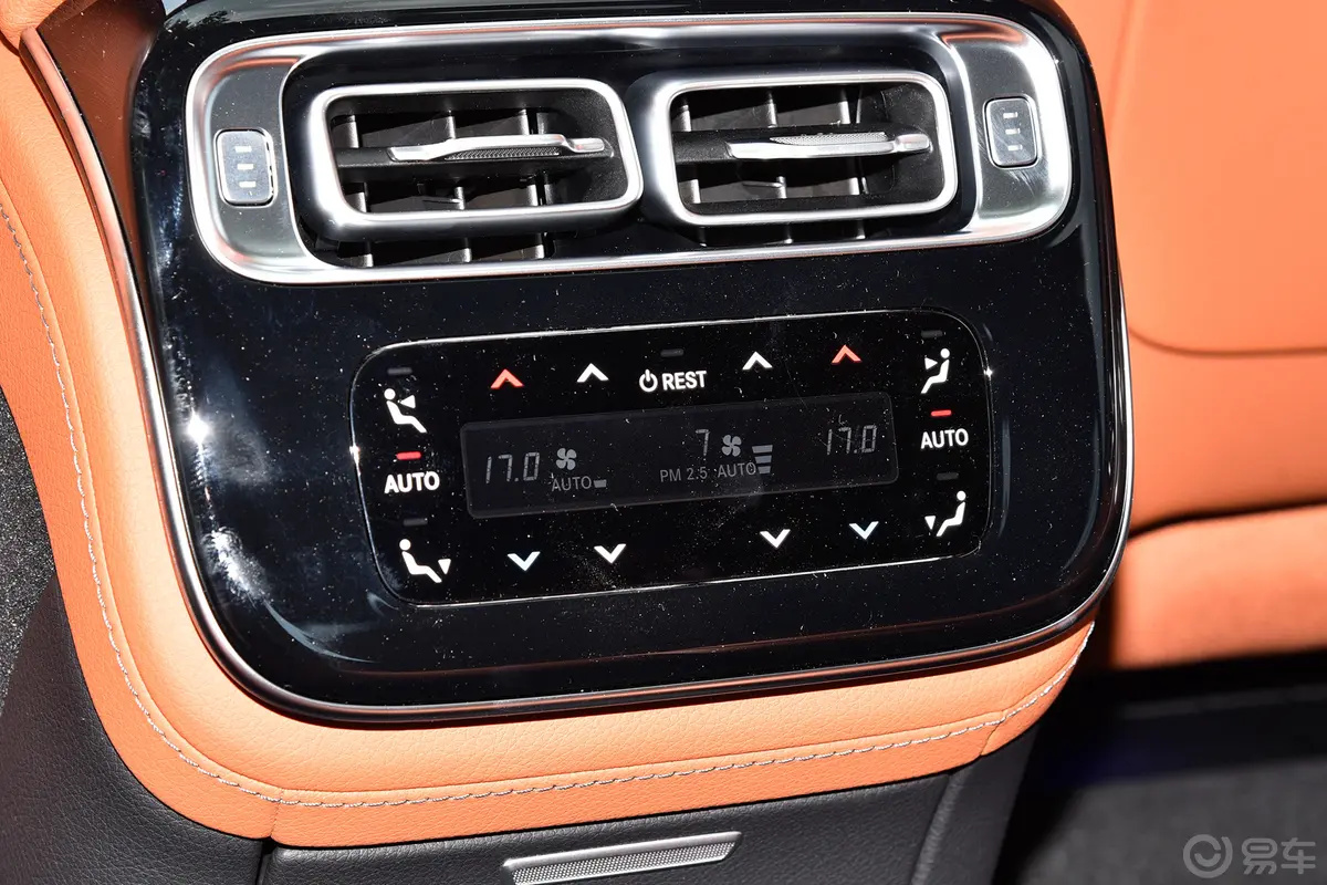 奔驰S级改款 S 400 L 豪华型后排空调控制键