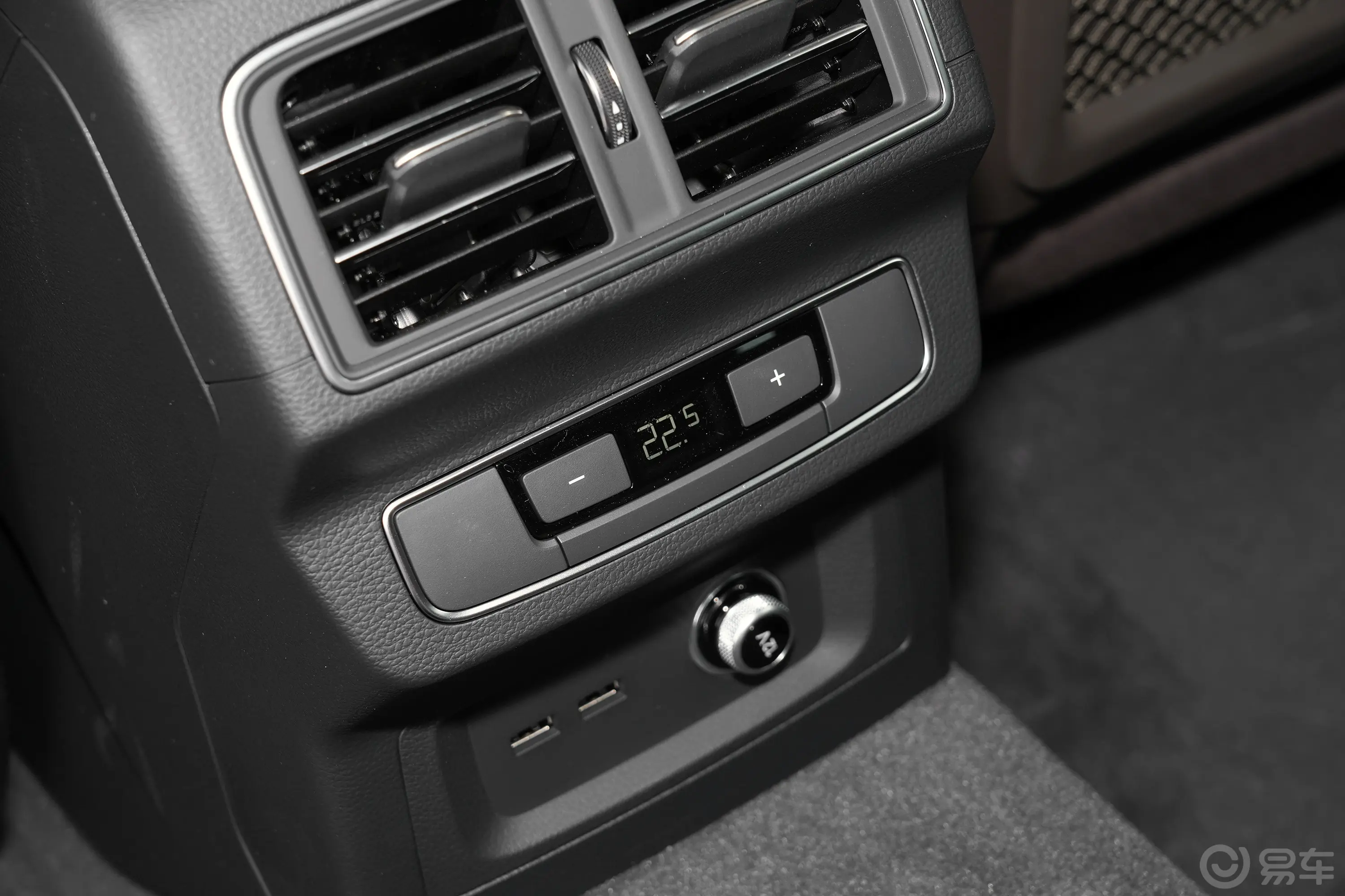 奥迪Q5L45 TFSI 臻选动感型后排空调控制键