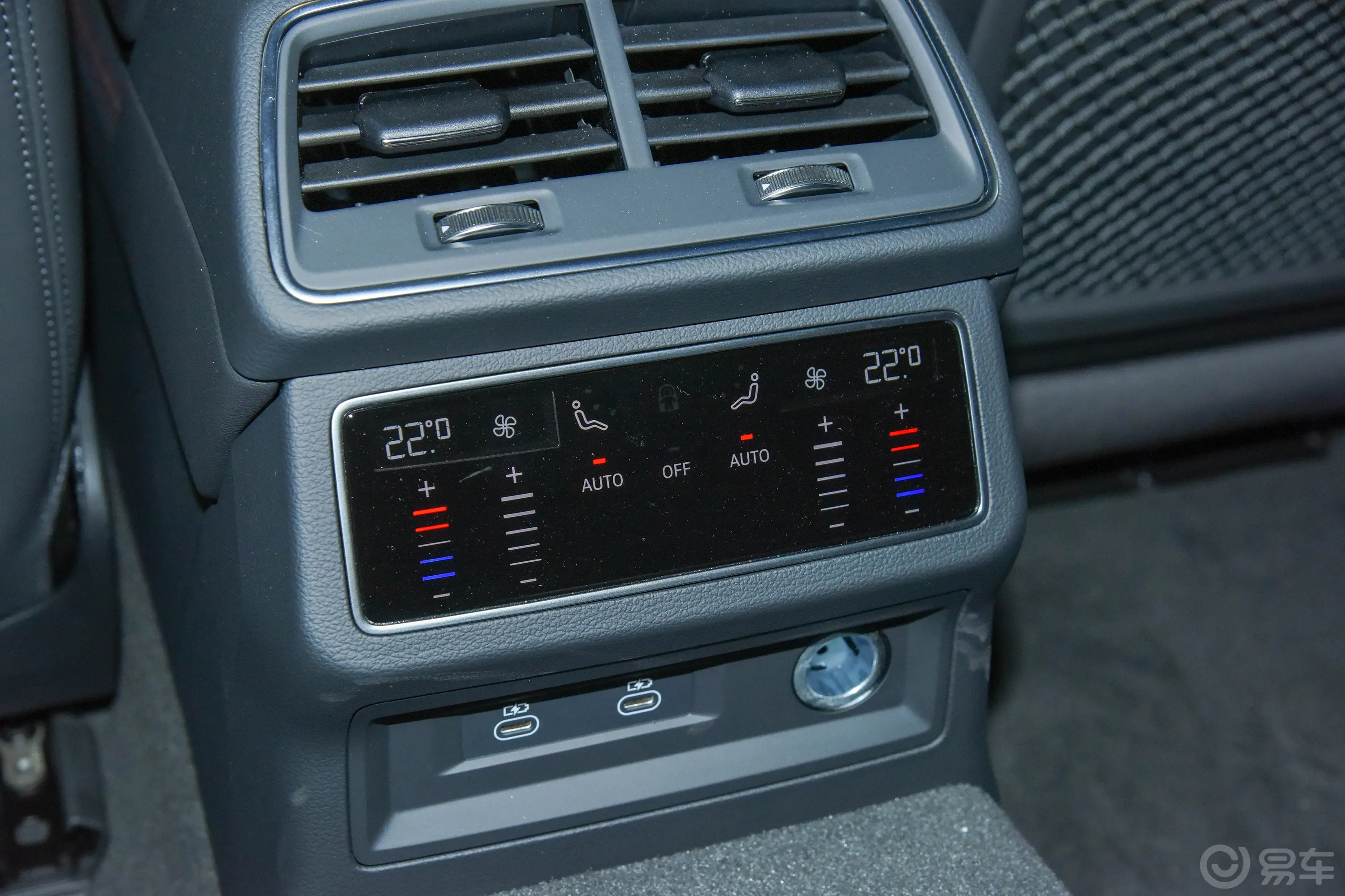 奥迪RS 64.0T Avant Performance后排充电口