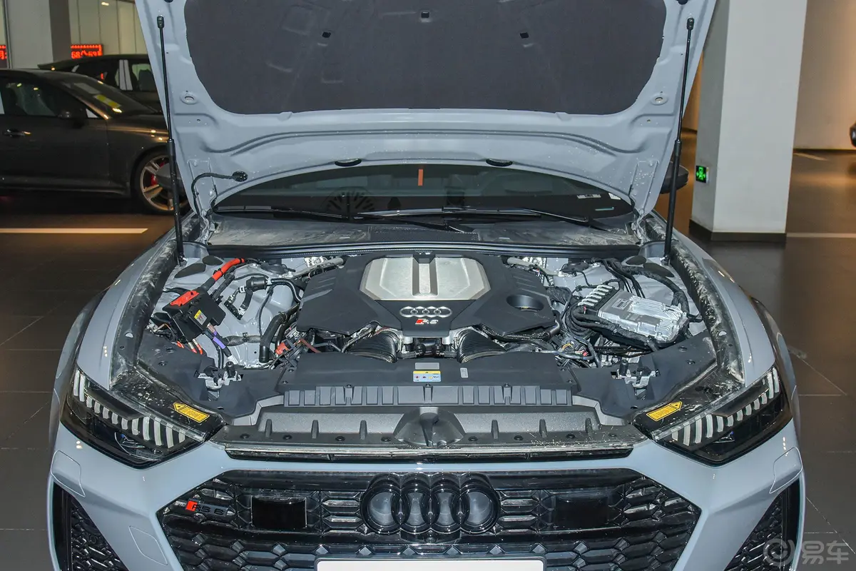 奥迪RS 64.0T Avant Performance发动机舱整体