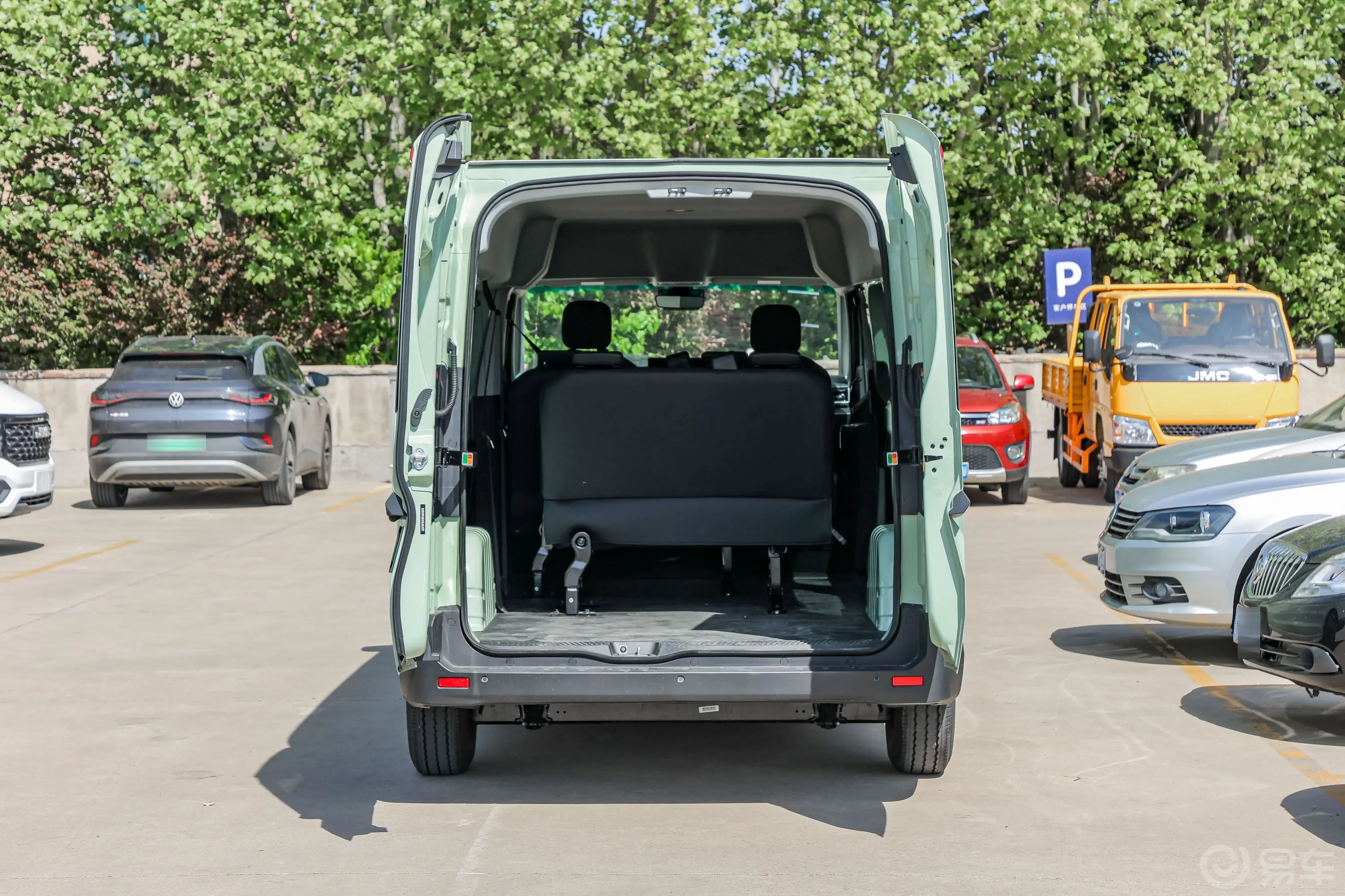 远程超级VAN340km 中轴中顶智富版 66kWh 6/7座后备厢