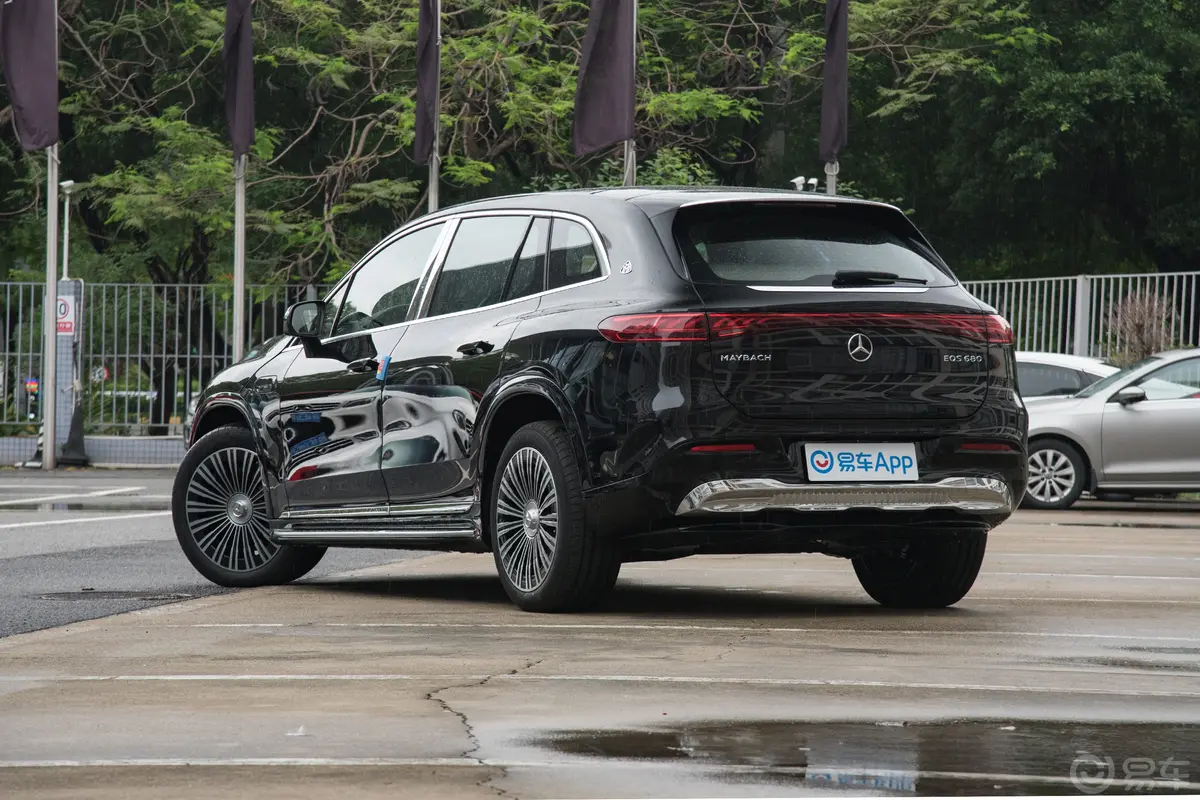 迈巴赫EQS SUV680 礼乐版侧后45度车头向左水平