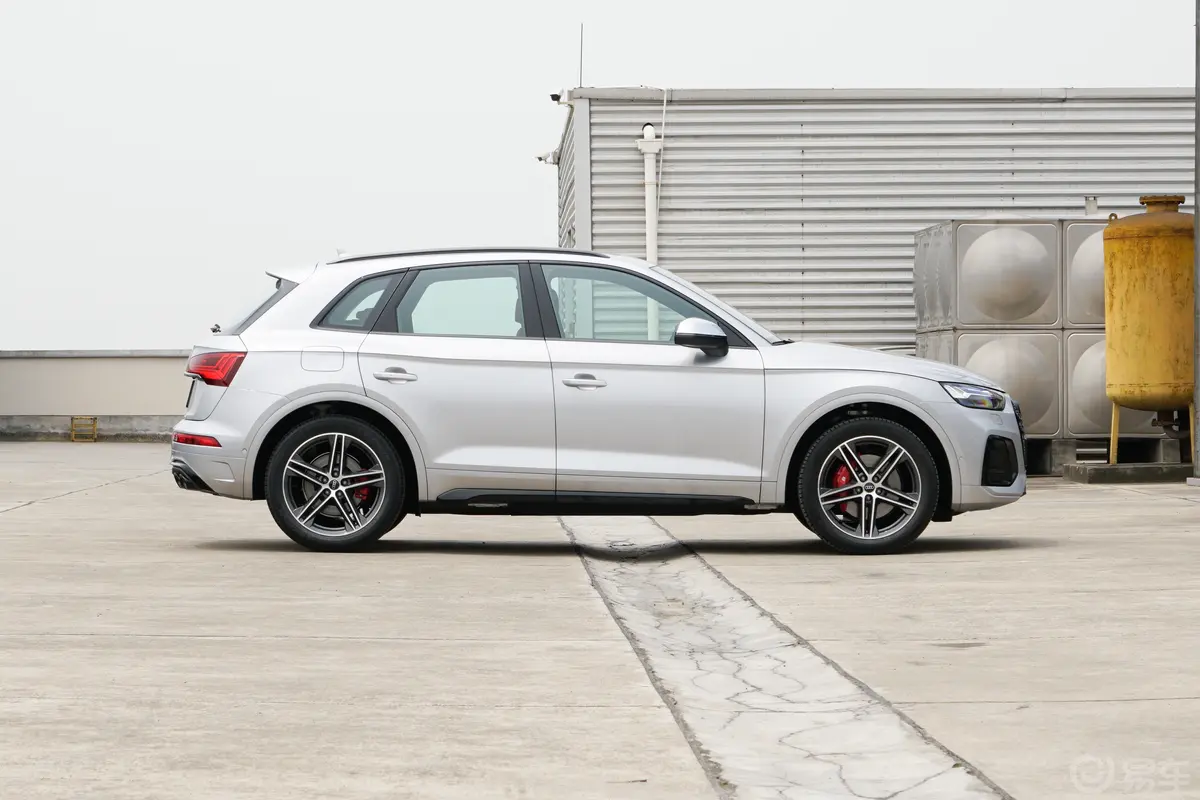 奥迪SQ53.0T quattro正侧车头向右水平