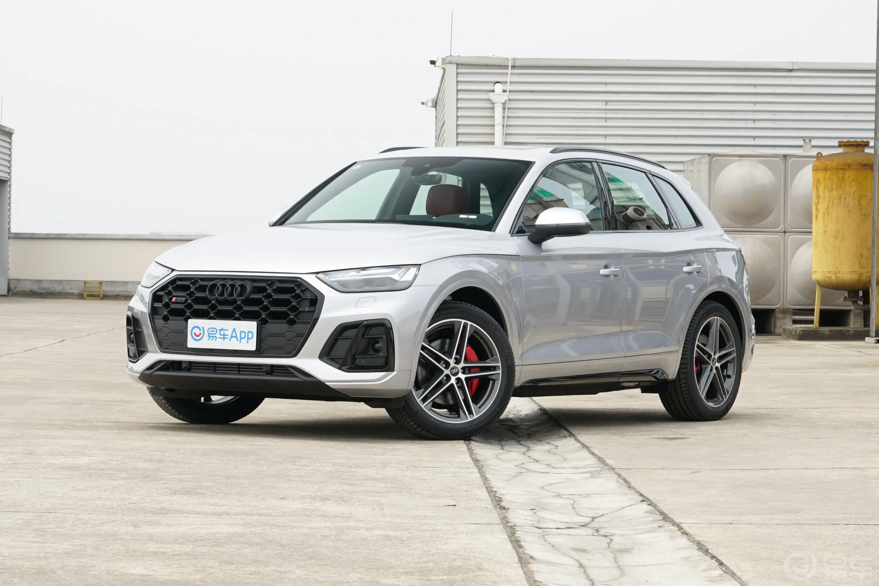 奥迪SQ53.0T quattro侧前45度车头向左水平