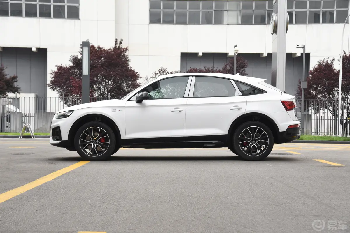 奥迪Q5L Sportback45 TFSI 豪华型正侧车头向左水平