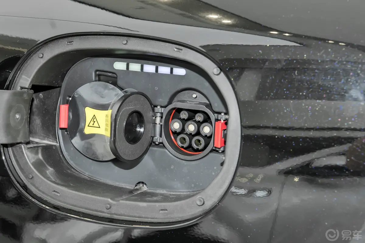 问界M5增程版 230km Max RS 四驱高阶智驾版慢充充电口