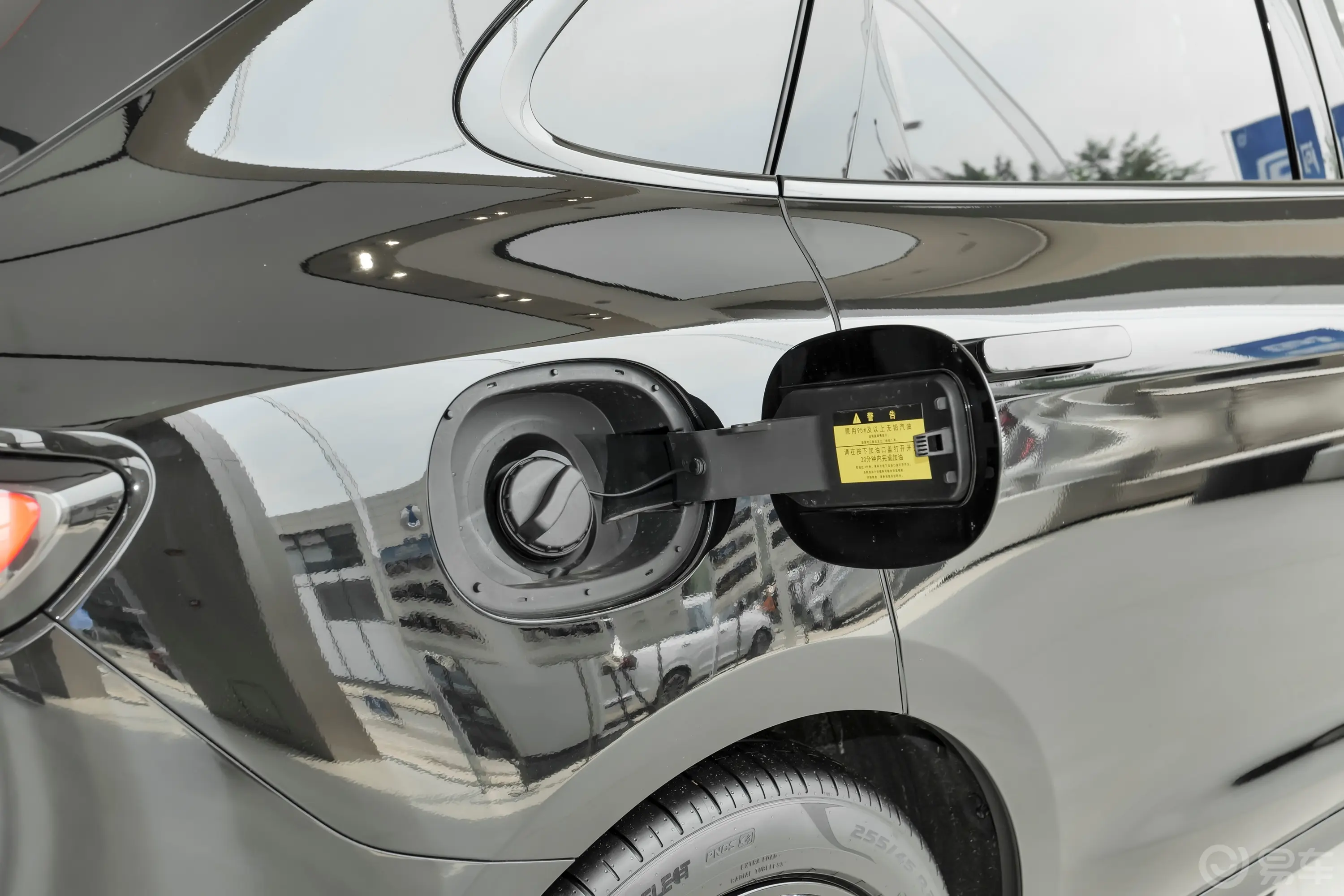 问界M5增程版 230km Max RS 四驱高阶智驾版油箱盖