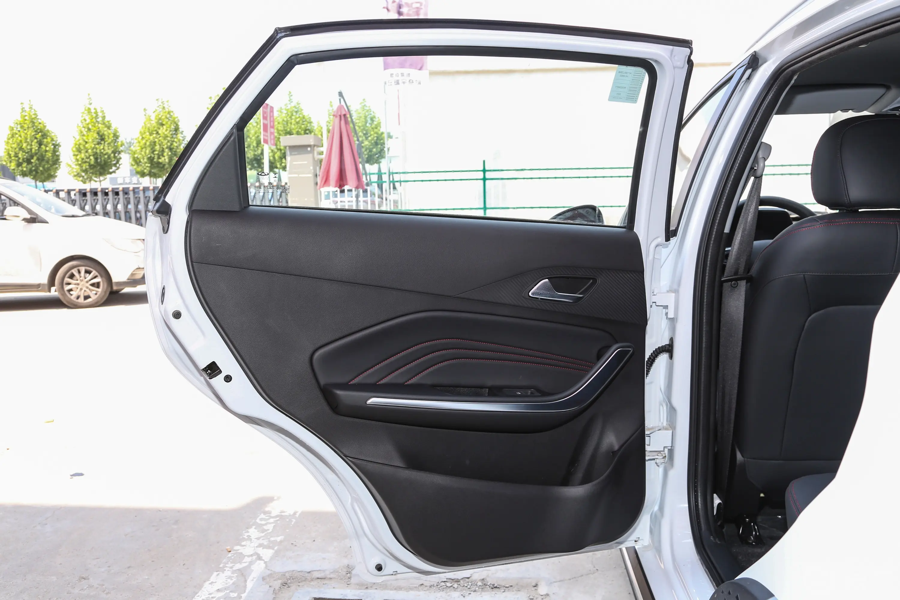 瑞虎3x惠民版 1.5L 手动时尚型驾驶员侧后车门