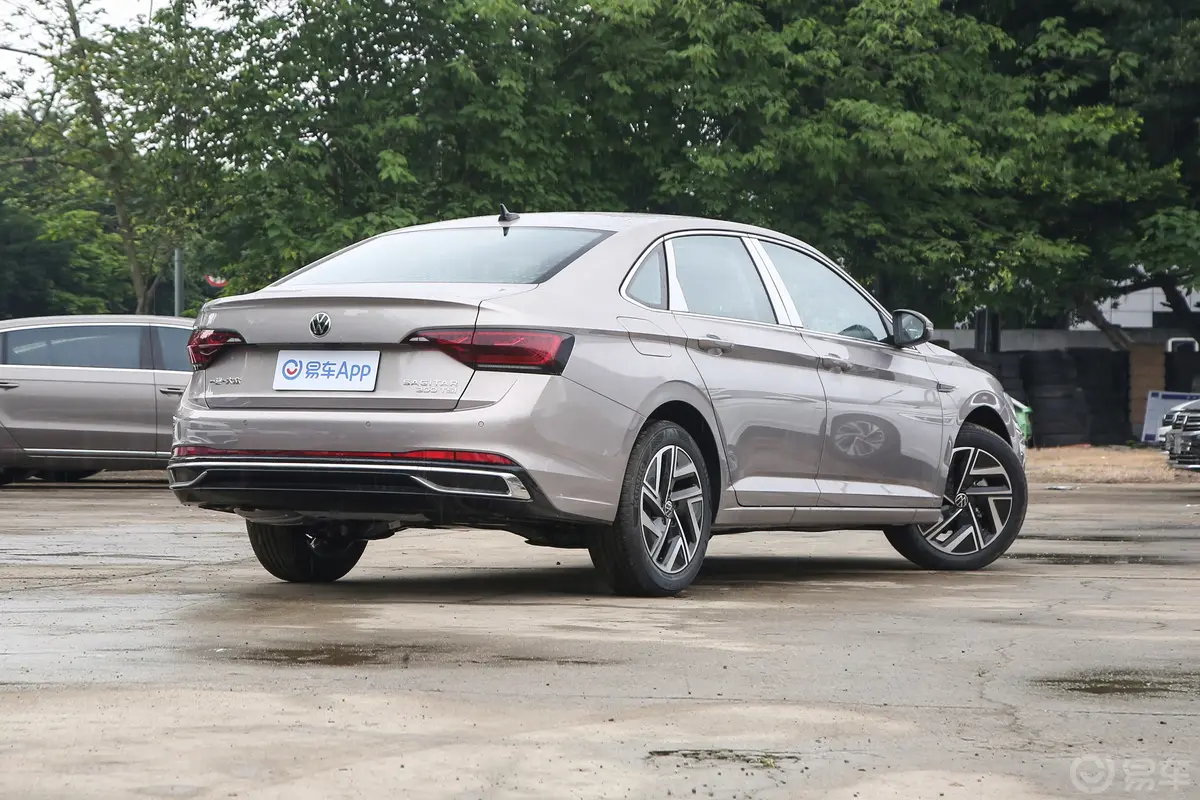 速腾300TSI 双离合超越版侧后45度车头向右水平