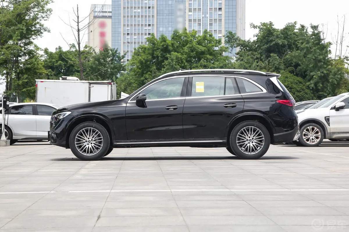 奔驰GLC改款 GLC 300 L 4MATIC 动感型 5座正侧车头向左水平