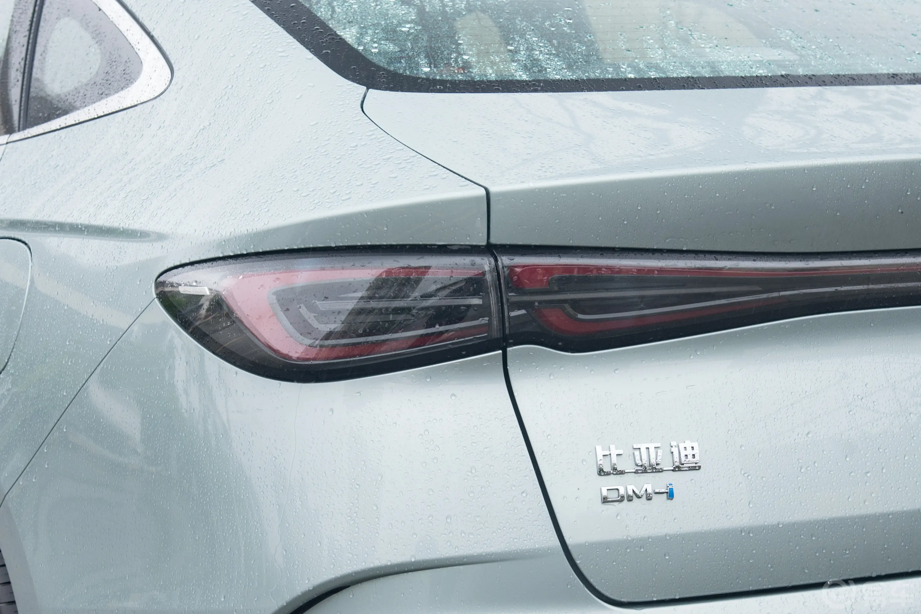 海豹06DM-i 1.5L 120km 旗舰型外观灯组
