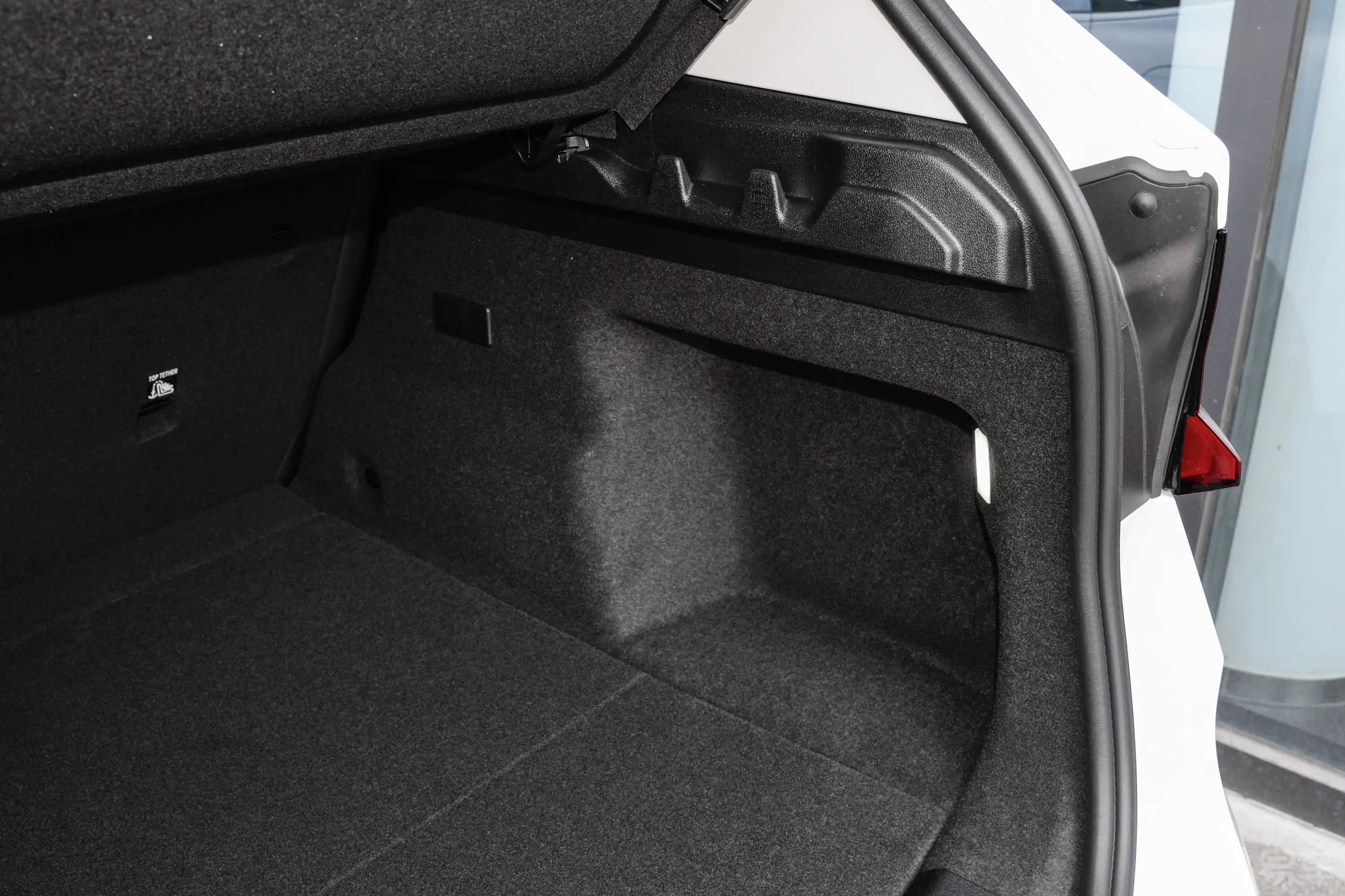 宝马iX1eDrive25L X设计套装后备厢