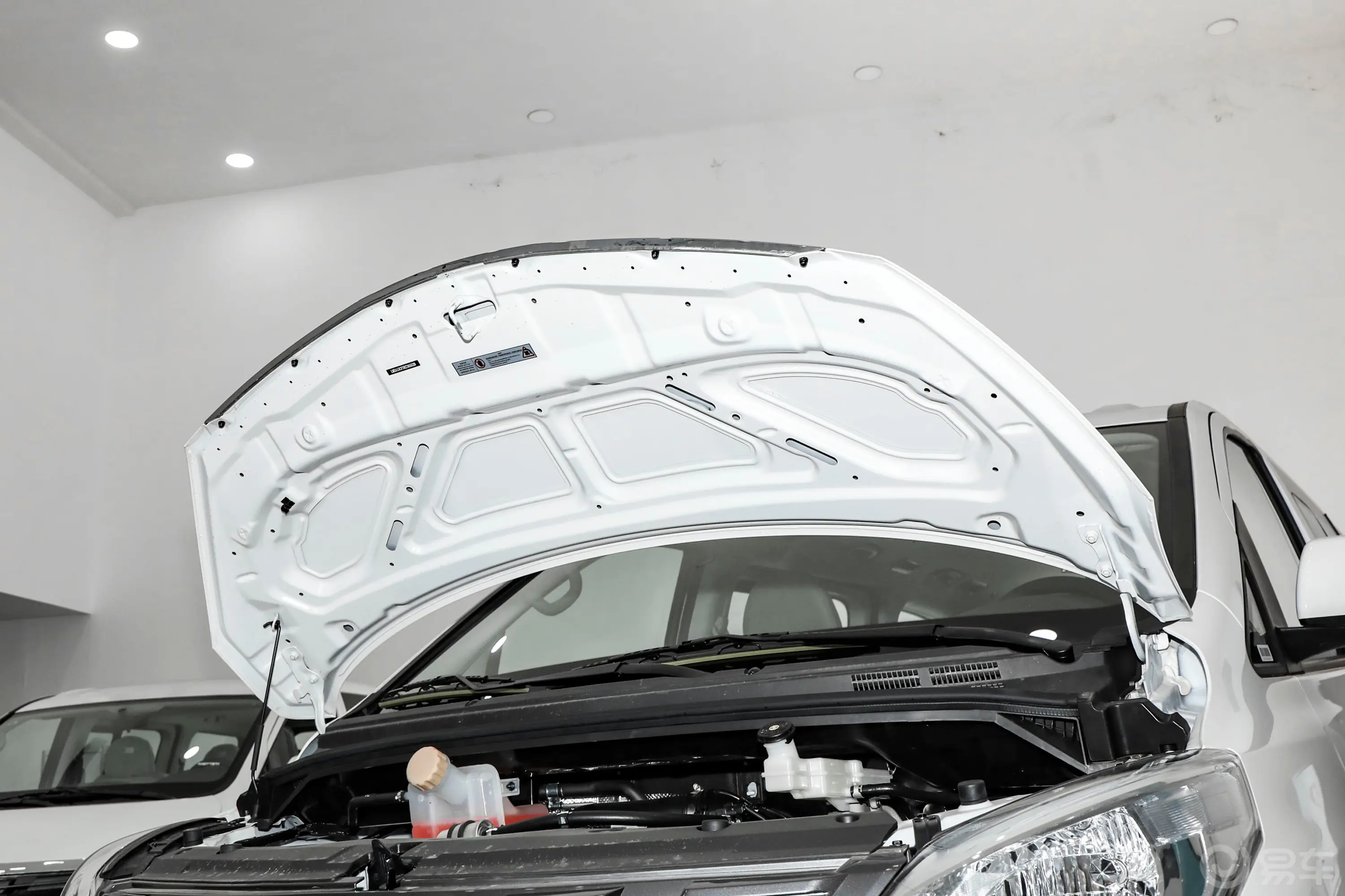 菱智PLUS2.0L 手动客运型中级车 9座 CNG前舱盖内侧