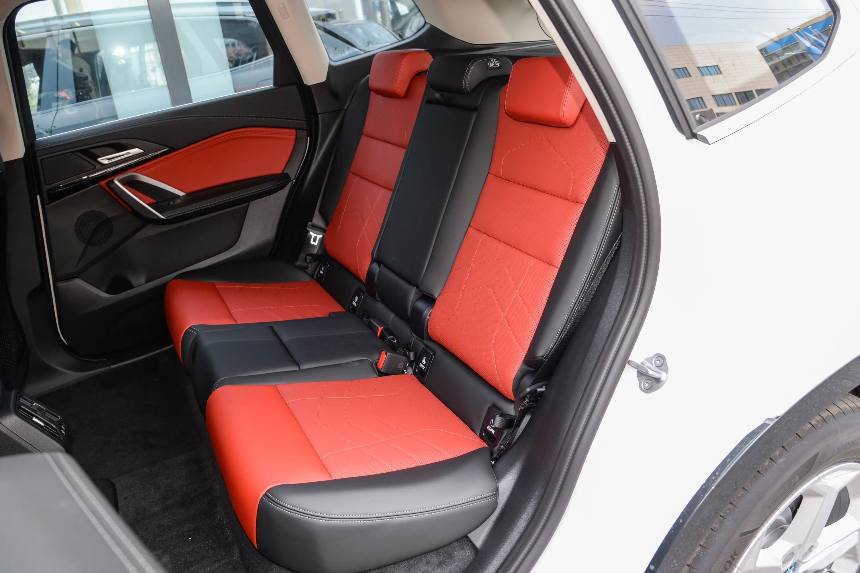宝马iX1eDrive25L X设计套装后排座椅