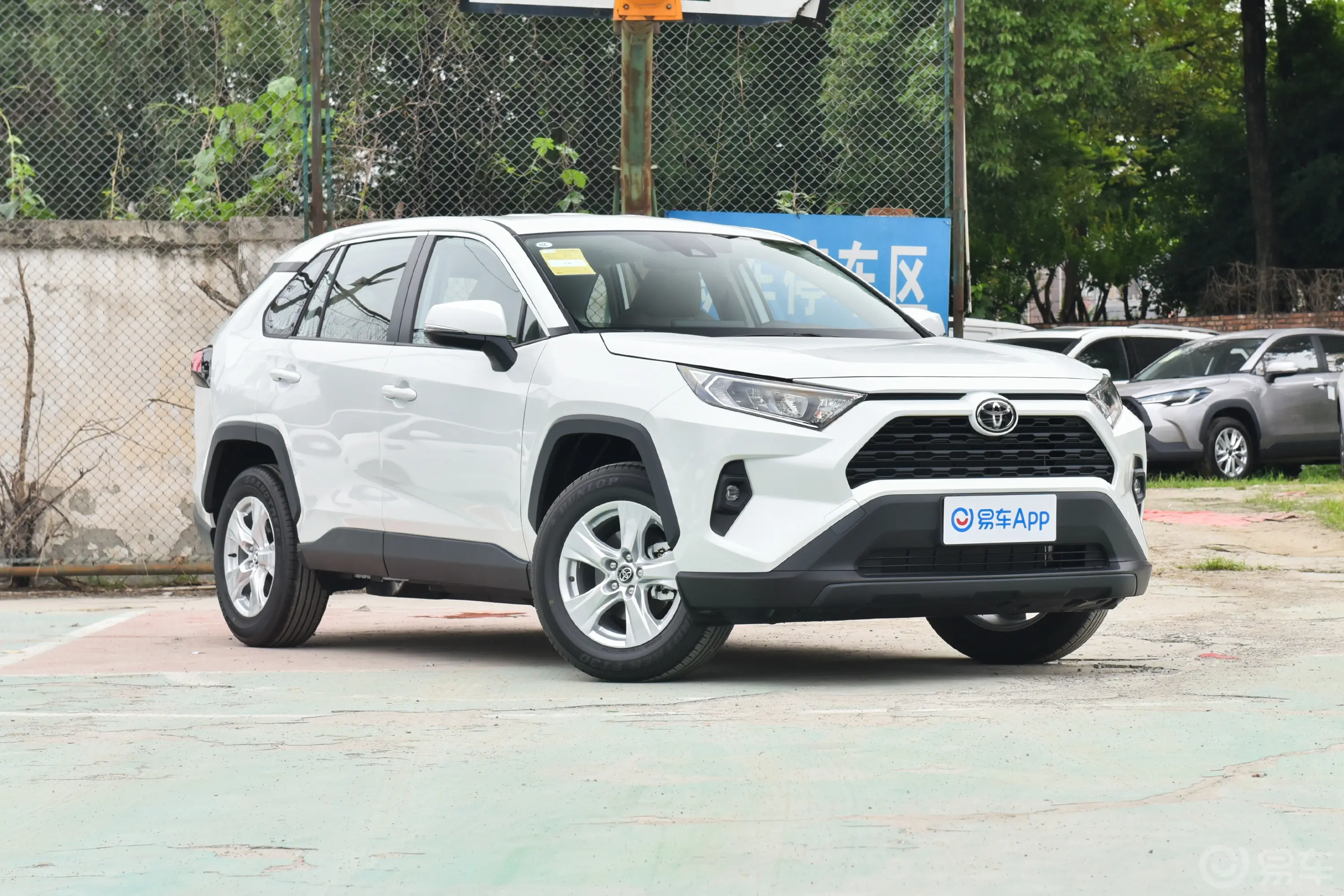 RAV4荣放2.0L 两驱都市版侧前45度车头向右水平