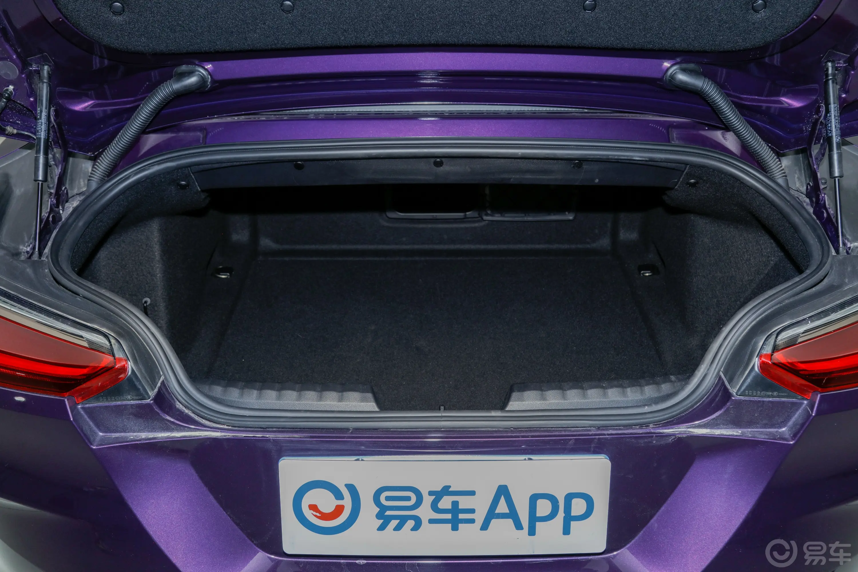 宝马Z4M40i M运动性能版后备厢空间特写