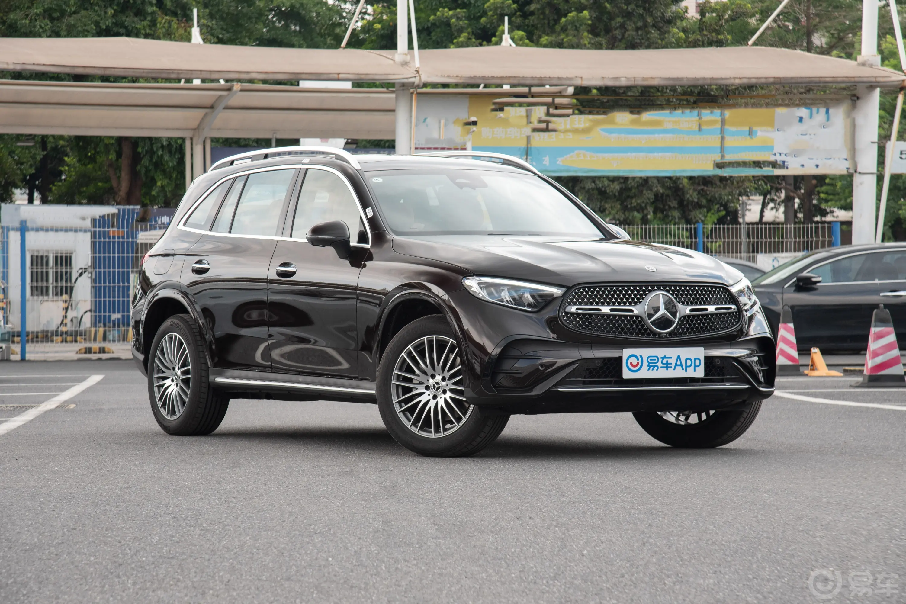 奔驰GLC改款 GLC 300 L 4MATIC 动感型 7座侧前45度车头向右水平