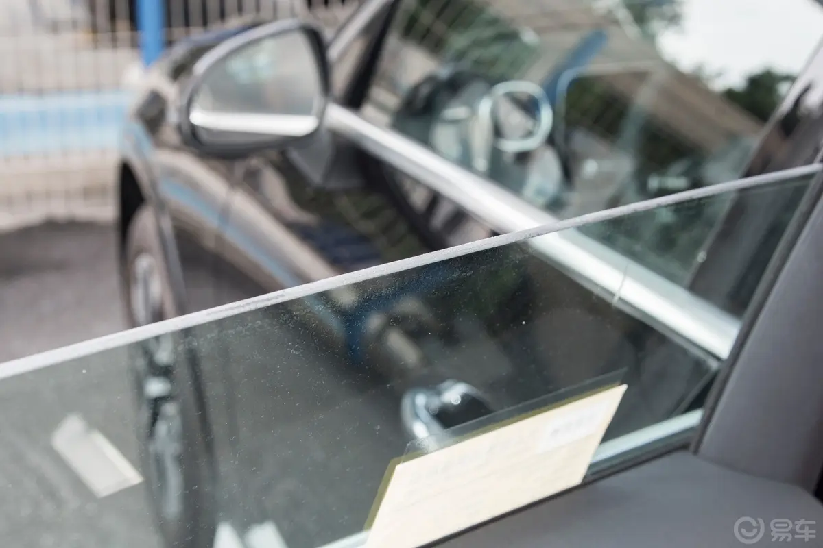 奔驰GLC改款 GLC 260 L 4MATIC 豪华型 7座后排玻璃材质特写