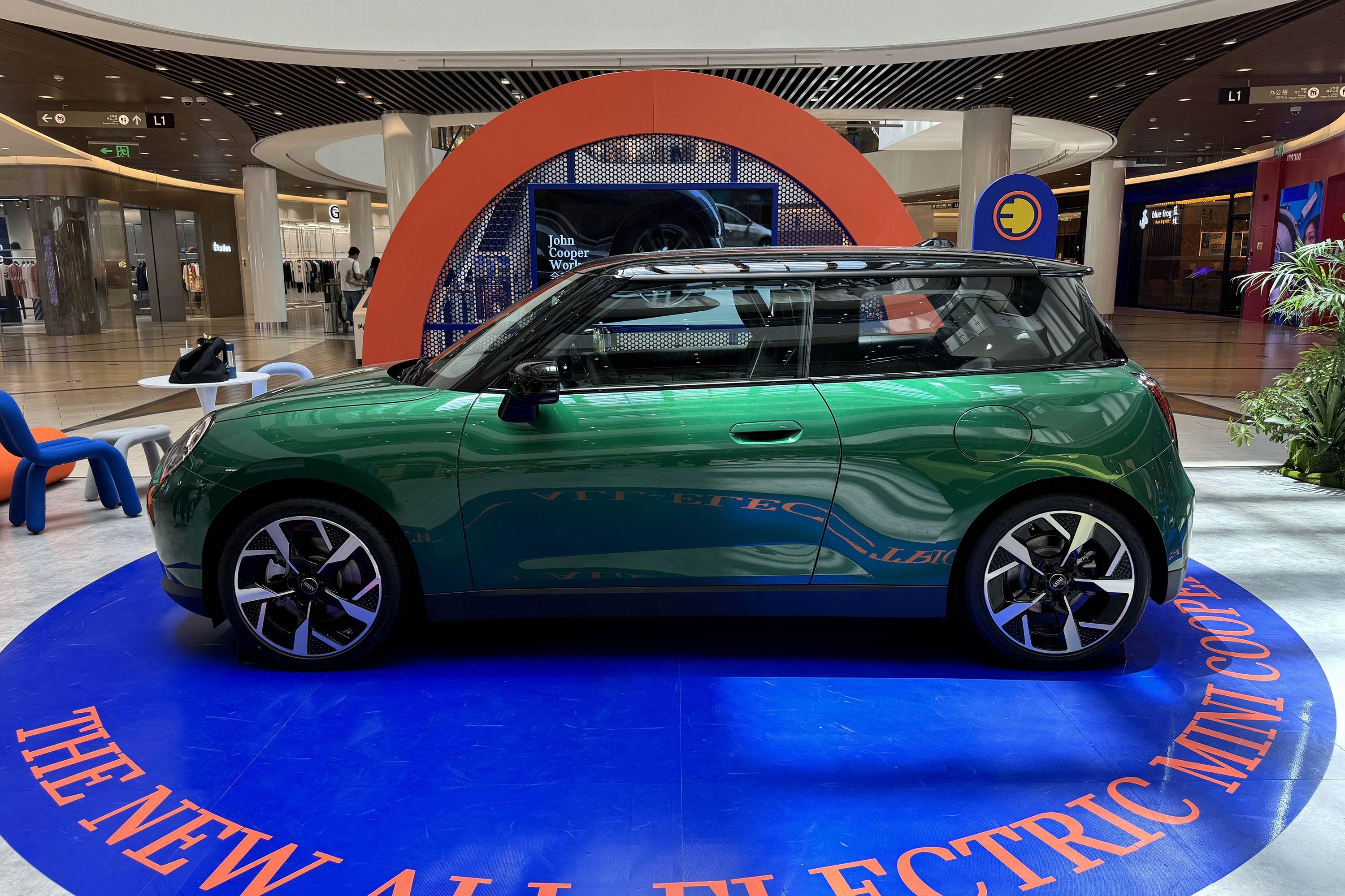 【电动MINI COOPER452km COOPER SE 艺术家正侧车头向左水平图片-汽车图片大全】-易车