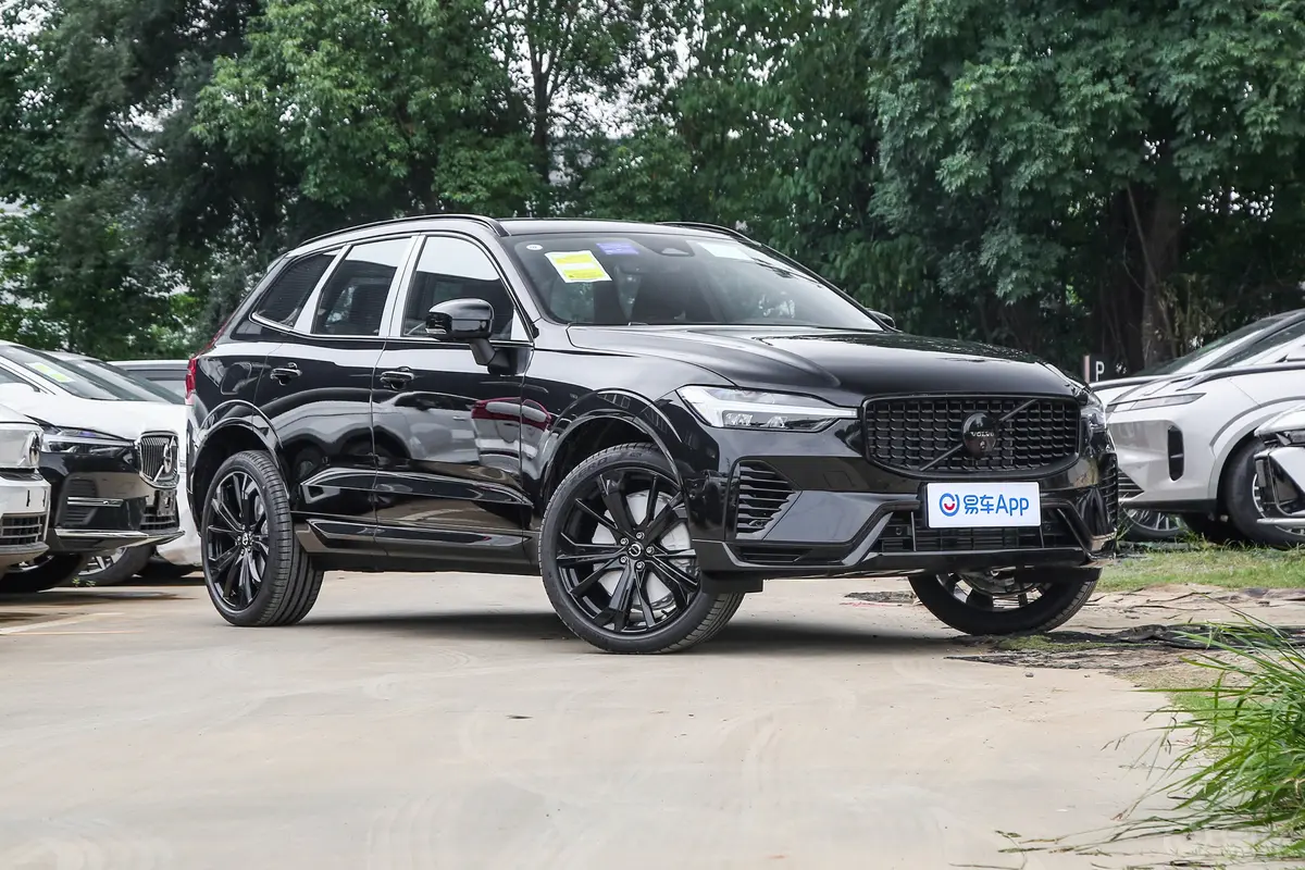 沃尔沃XC60 插电混动2.0T 64km 长续航智远极夜黑版侧前45度车头向右水平