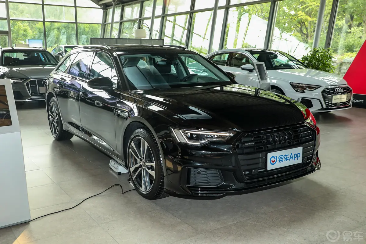 奥迪A6Avant 先锋派 45 TFSI 臻选动感型侧前45度车头向右水平