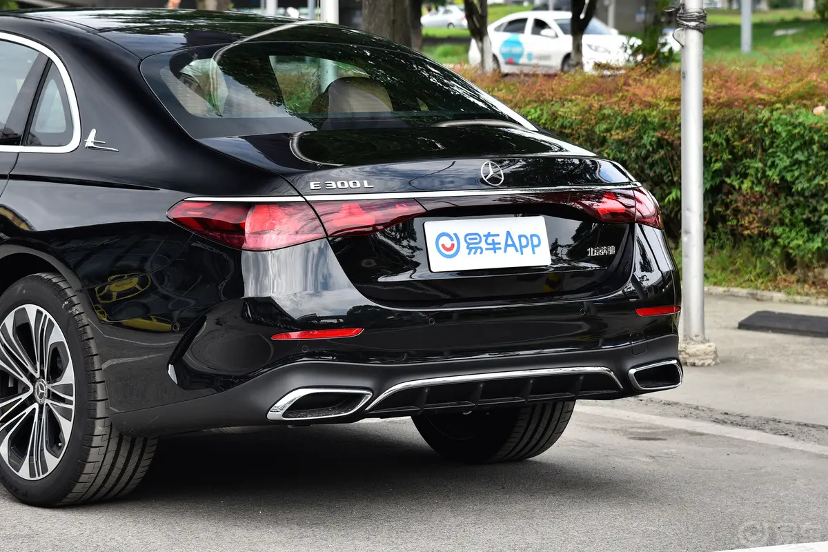 奔驰E级改款 E 300 L 运动时尚型车尾特写