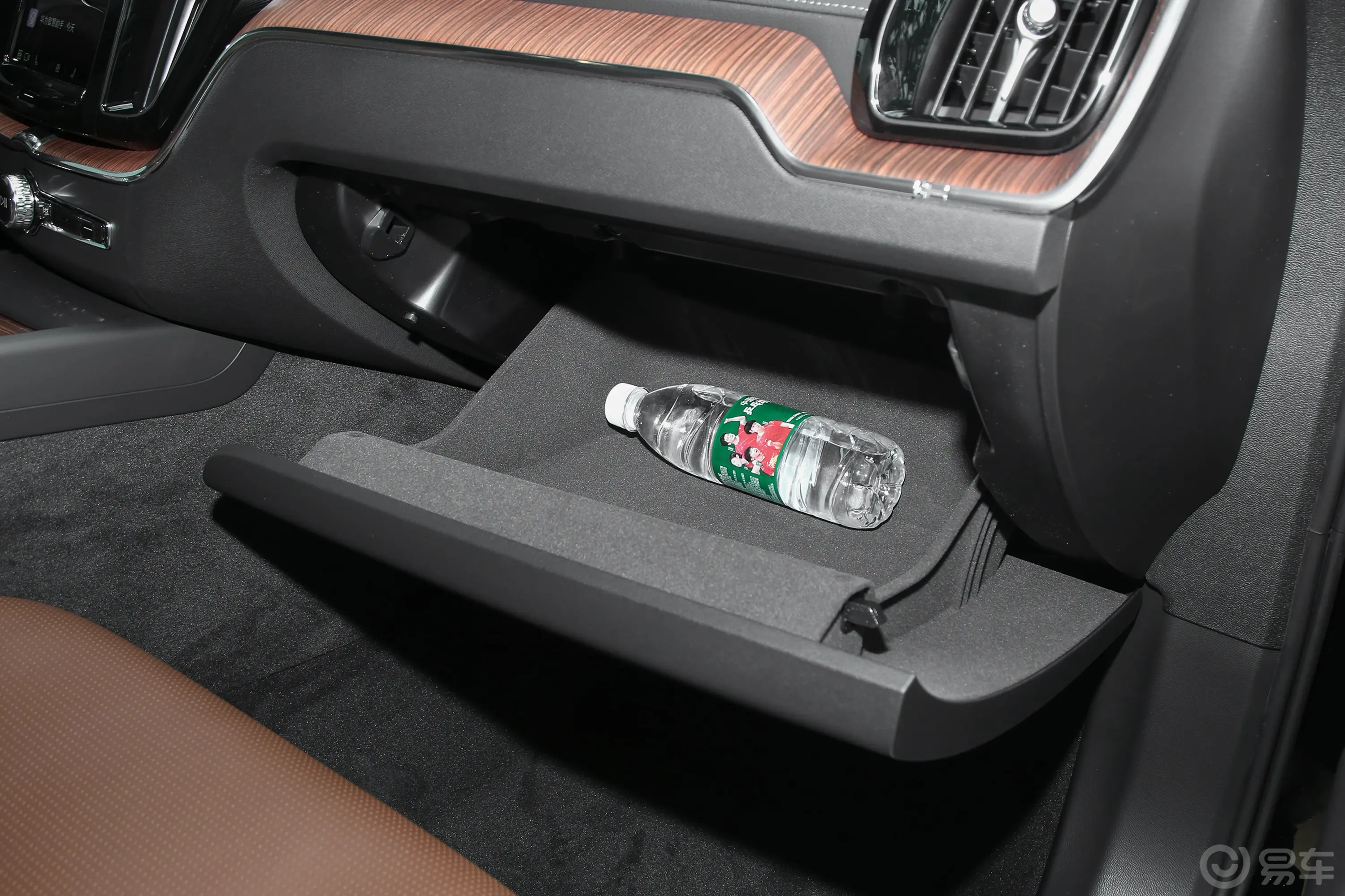 沃尔沃XC60新能源T8 长续航 智雅豪华版手套箱空间水瓶横置