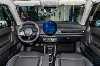 2024款 电动MINI COOPER 456km COOPER E 经典派内饰