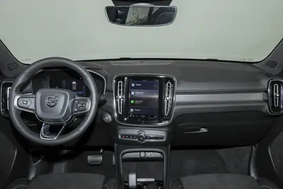 2025款 沃尔沃XC40 B4 四驱智远极夜黑版内饰