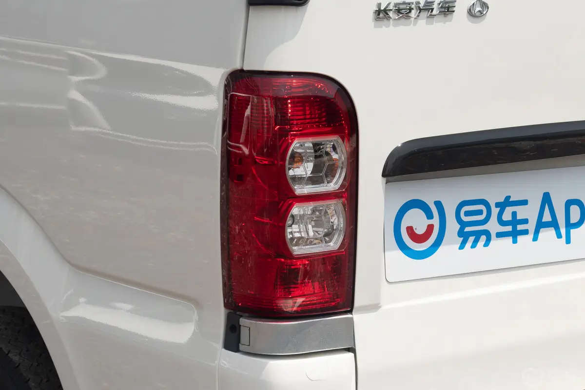 长安之星9 EV220km 舒适性 7座尾灯侧45度俯拍