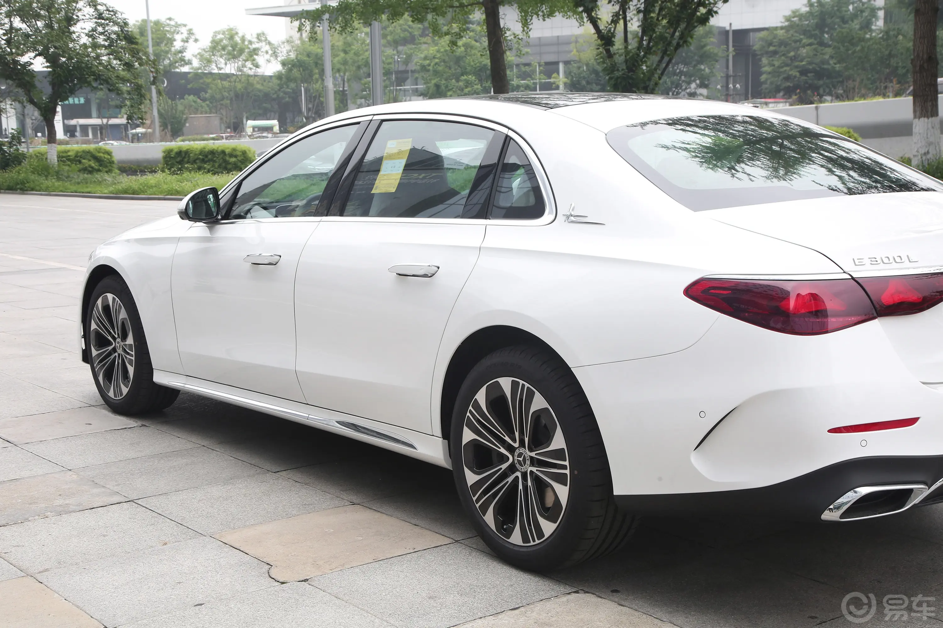 奔驰E级改款 E 300 L 运动时尚型外观细节