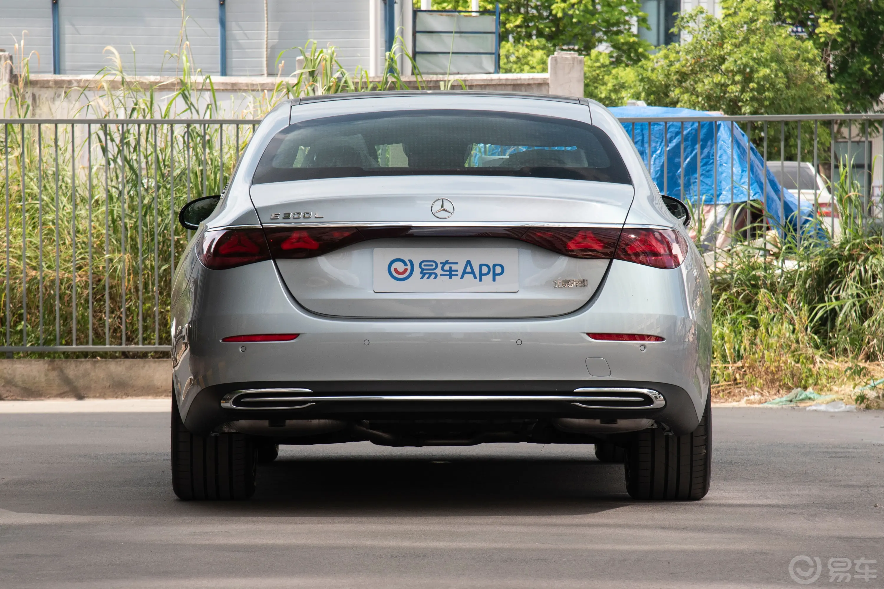 奔驰E级改款 E 300 L 豪华型正后水平