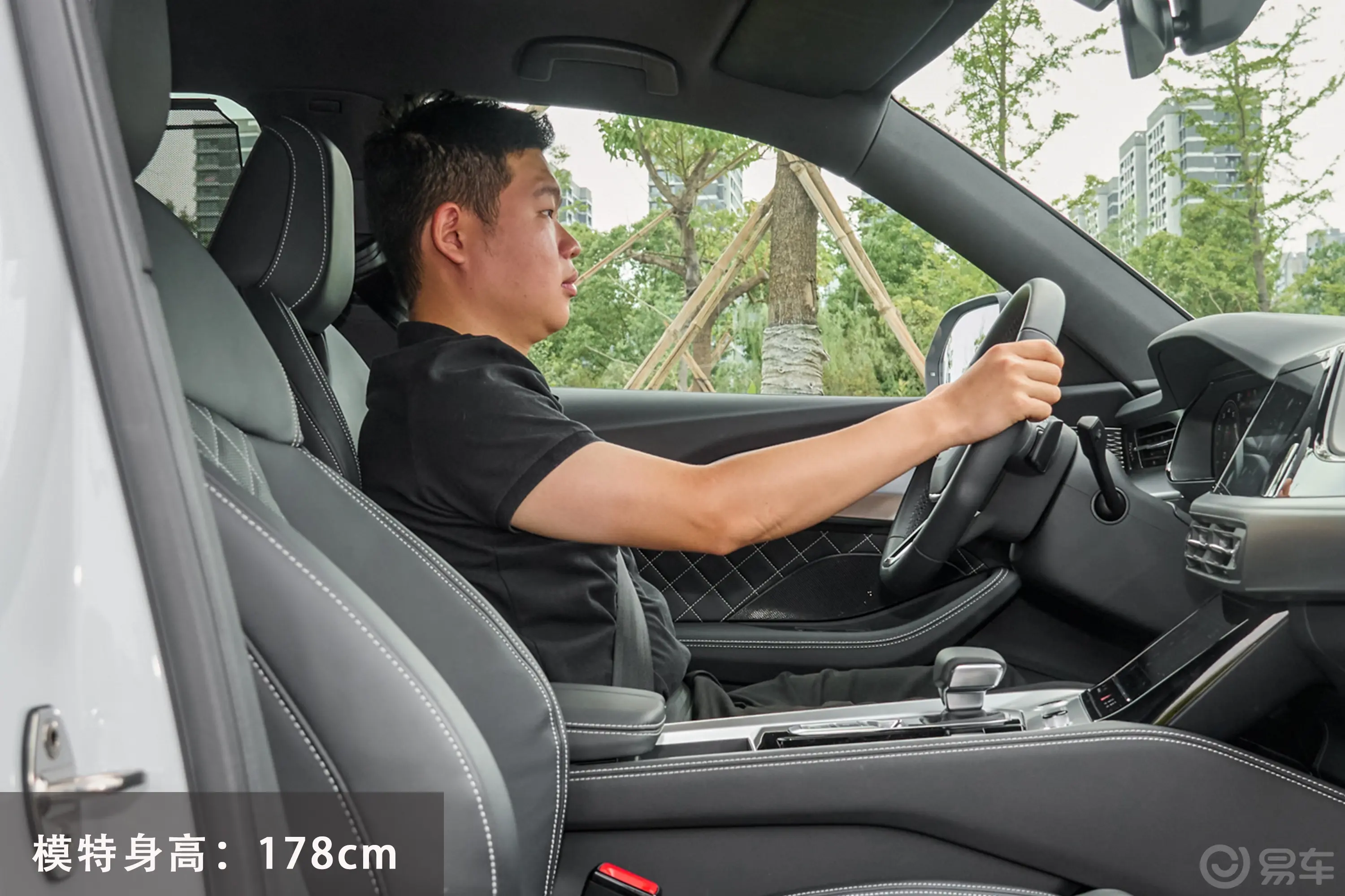 奥迪Q645 TFSI quattro 齐云型 飞骑套装 6座前排空间体验