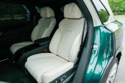 2024款 添越 4.0T V8 长轴距MULLINER版空间