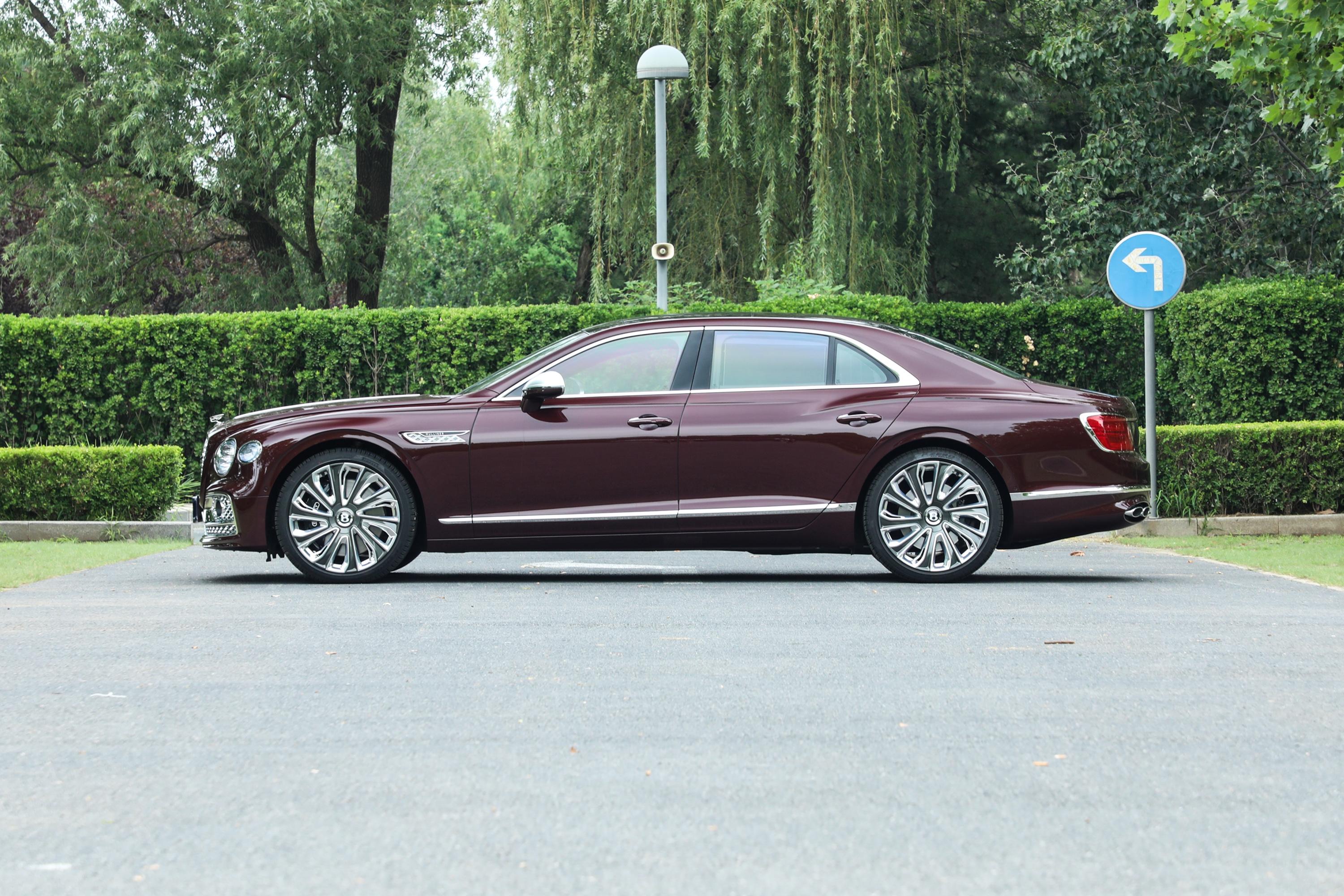 【飞驰4.0T V8 Mulliner正侧车头向左水平图片-汽车图片大全】-易车