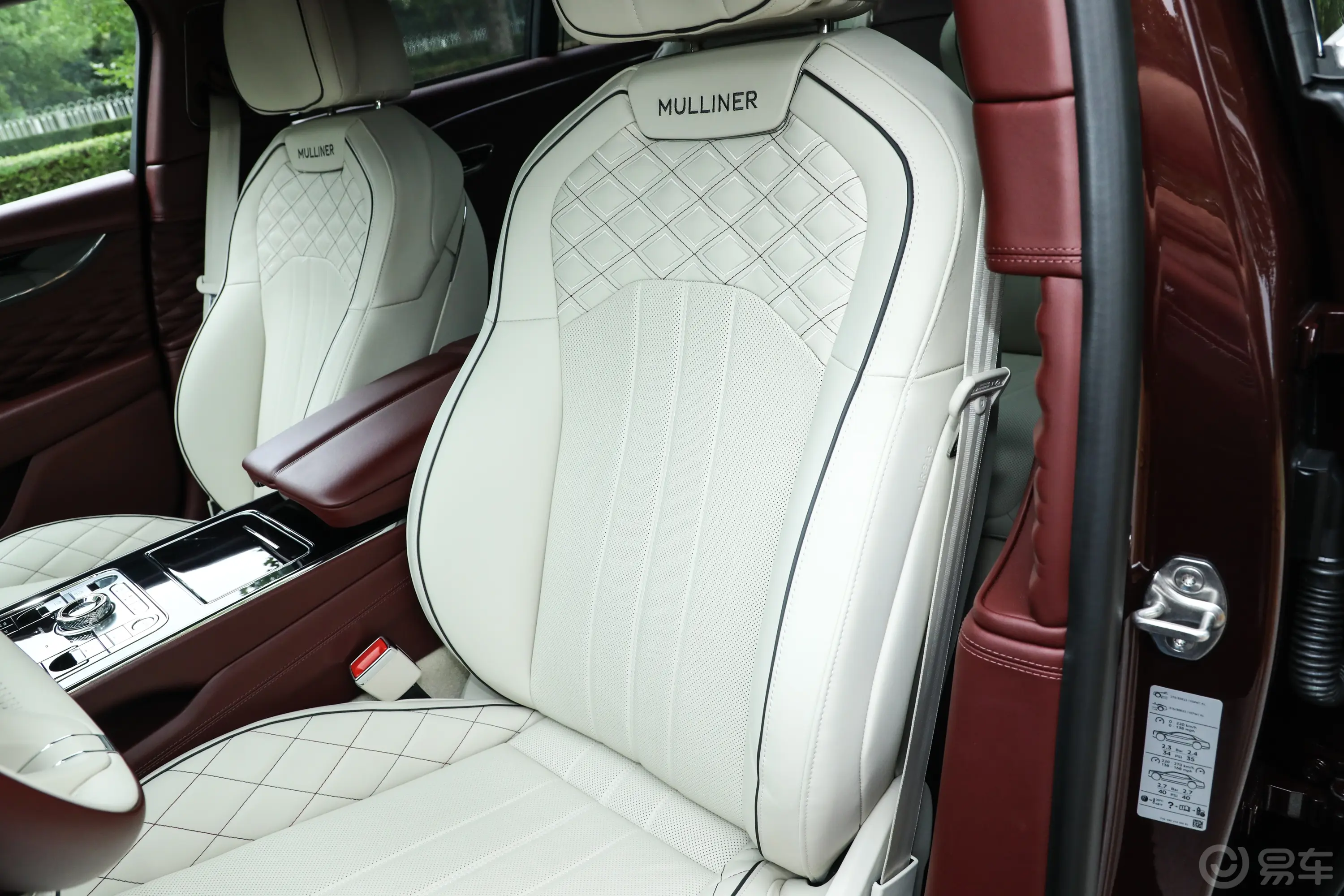 飞驰4.0T V8 Mulliner主驾驶位