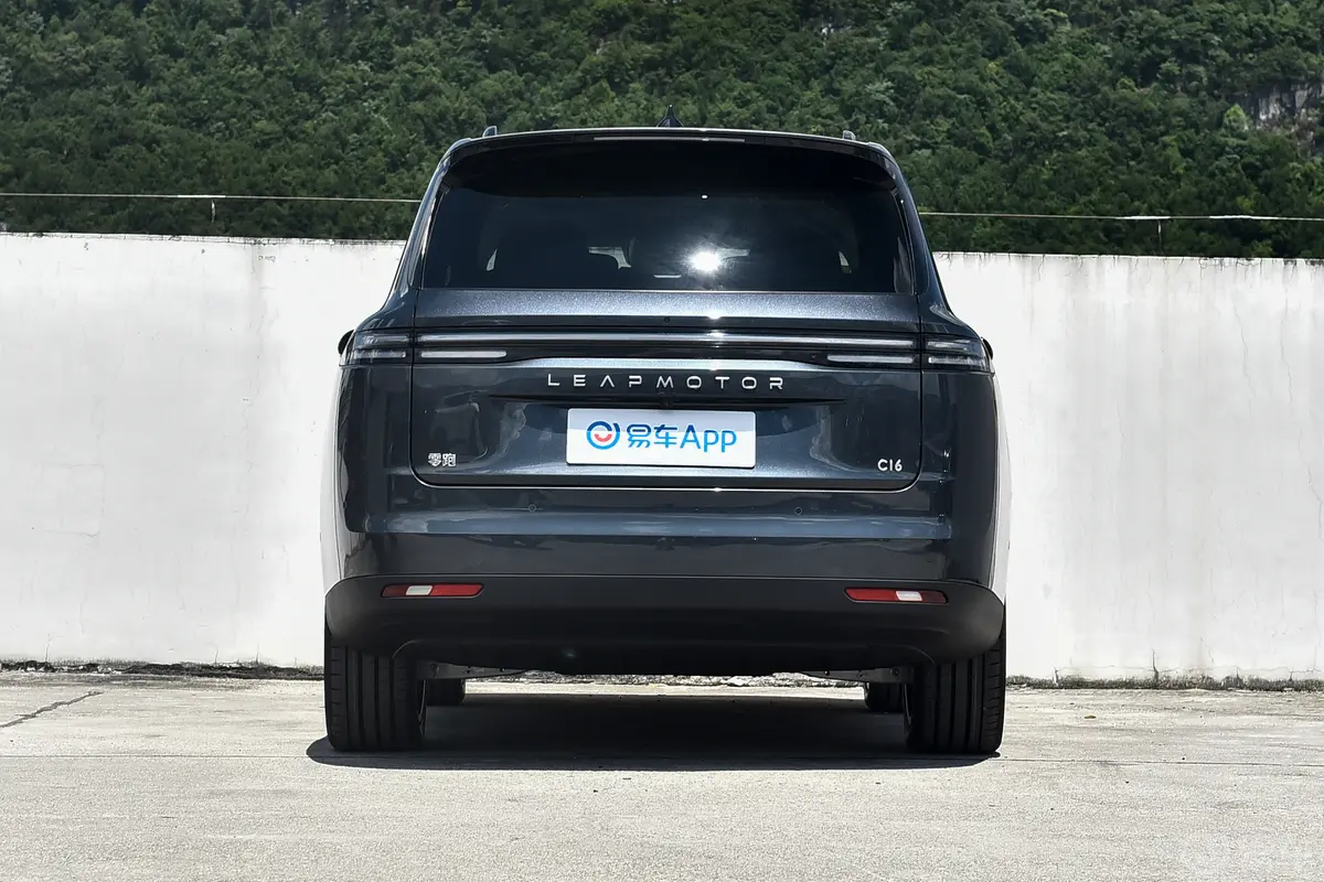 零跑C16纯电版 520km 激光雷达版正后水平