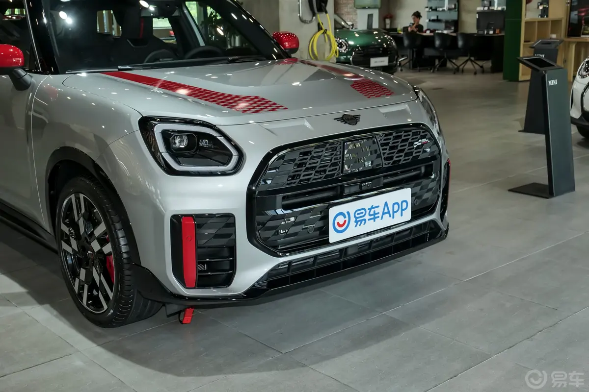 MINI JCW COUNTRYMAN2.0T JOHN COOPER WORKS前格栅侧俯拍
