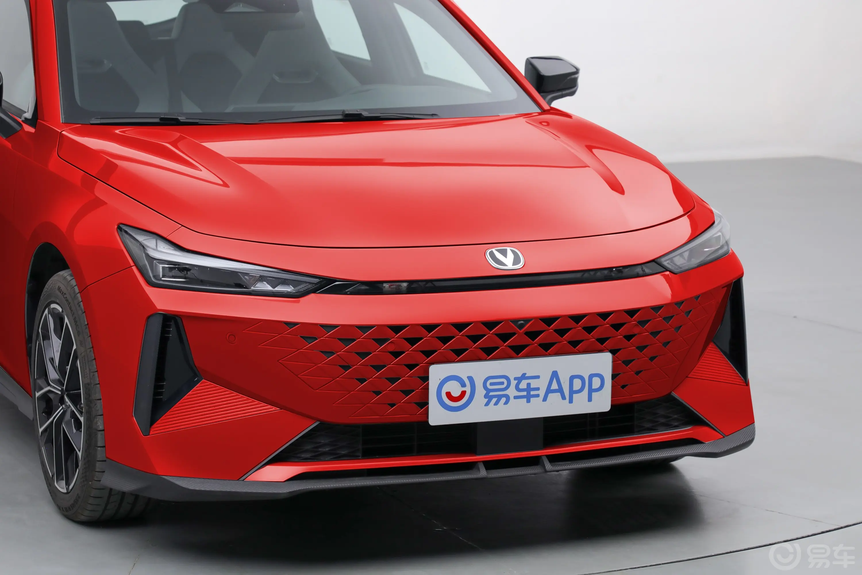 长安UNI-V 智电iDD1.5L 136km 智尊型前格栅侧俯拍