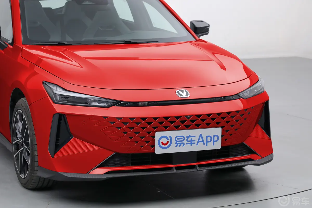 长安UNI-V 智电iDD1.5L 136km 智尊型前格栅侧俯拍