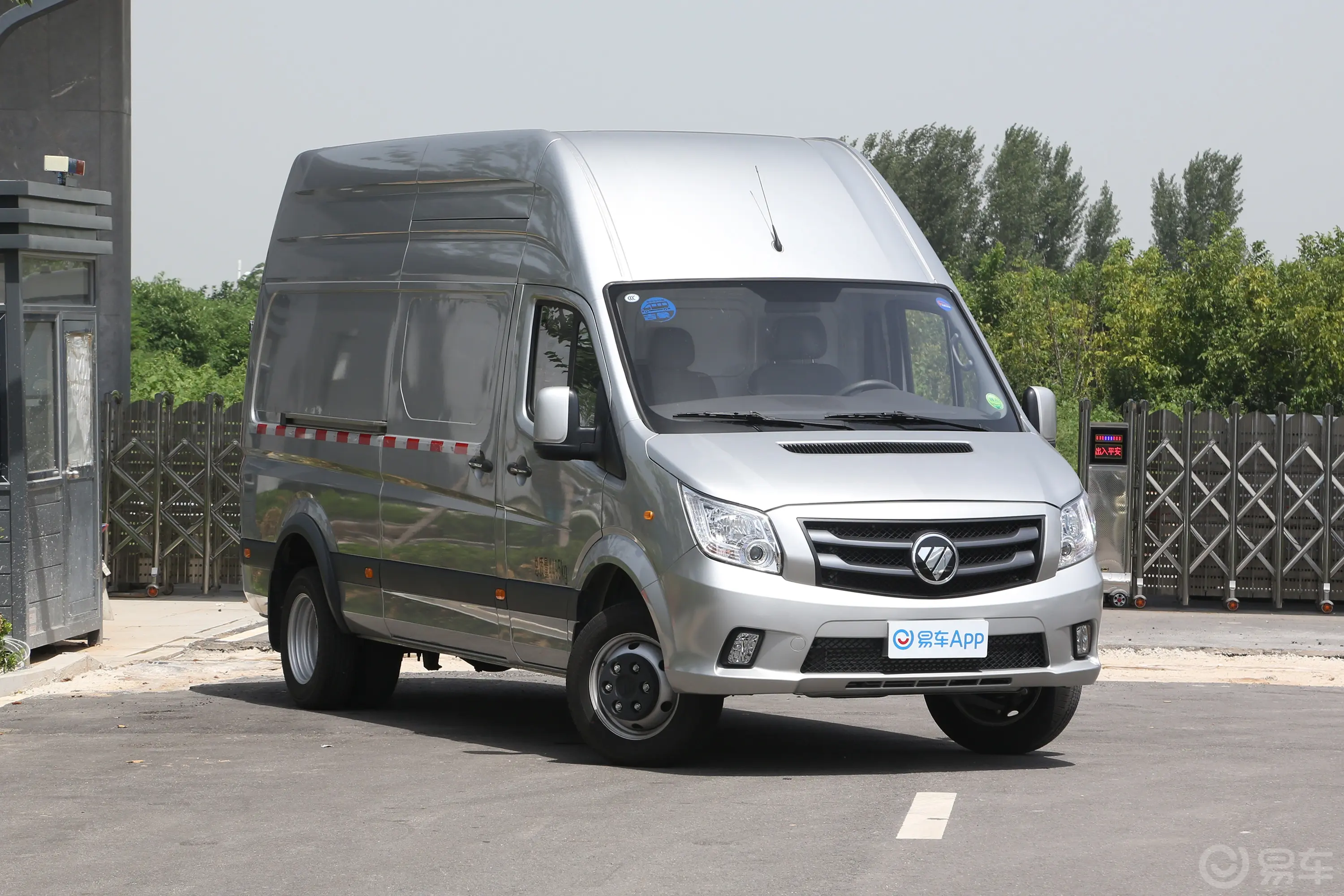 图雅诺吉象厢货 2.8T 手动加长轴超高顶后双胎177Ps 3座侧前45度车头向右水平