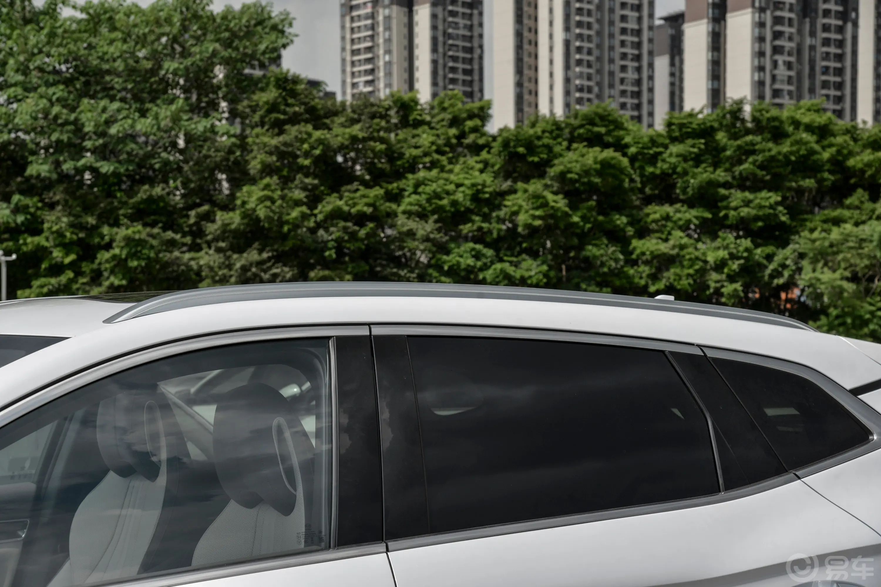 宋PLUS新能源EV 520km 尊贵型车顶行李架