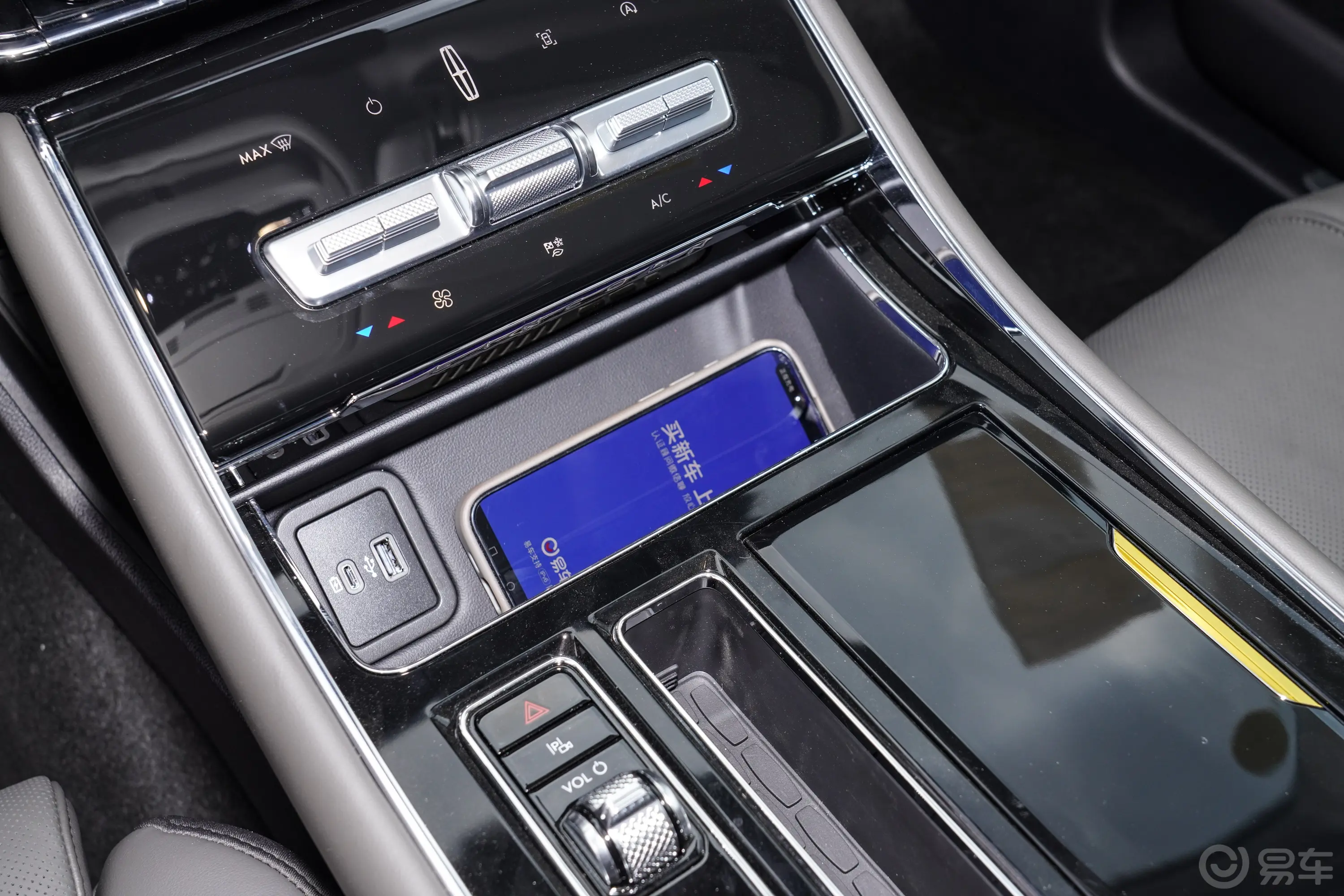 飞行家3.0T 奢雅版 6座中控