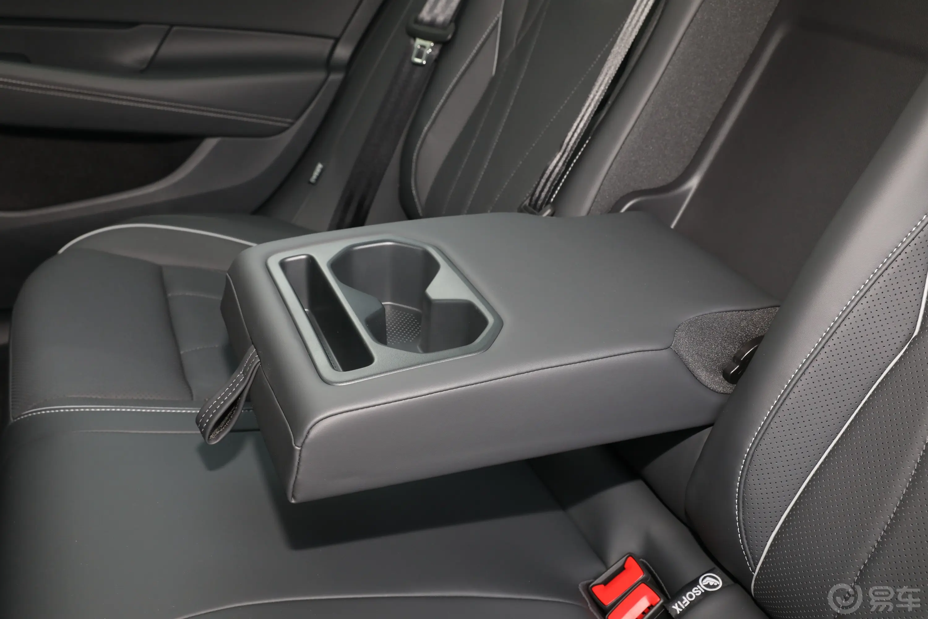 帕萨特Pro 380TSI 龙运版后排(第二排)中央扶手