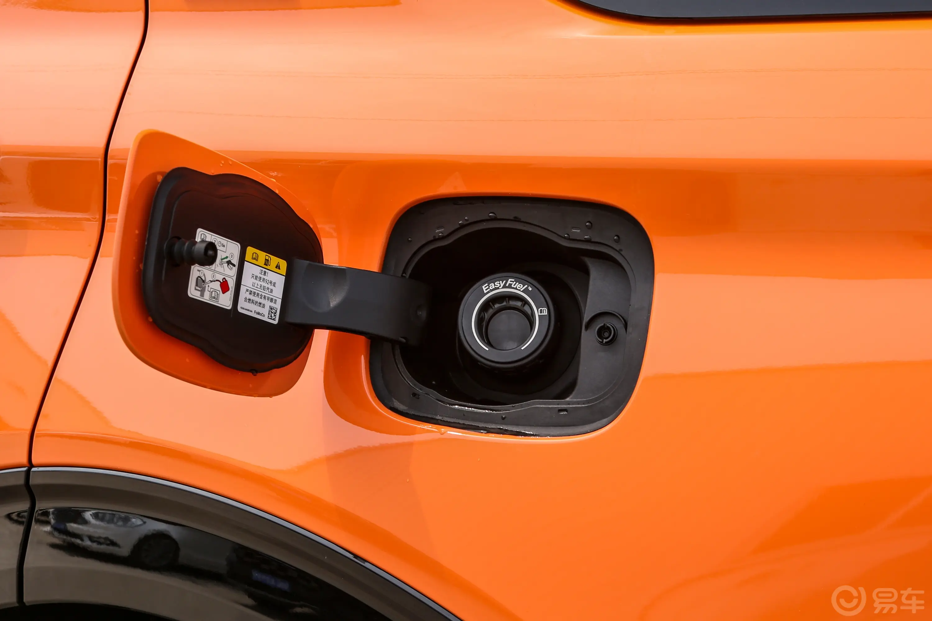 探险者EcoBoost 285 四驱昆仑巅峰版 7座加油口