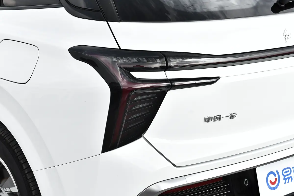 红旗HS3 PHEV1.5T 115km 劲为版尾灯侧45度俯拍